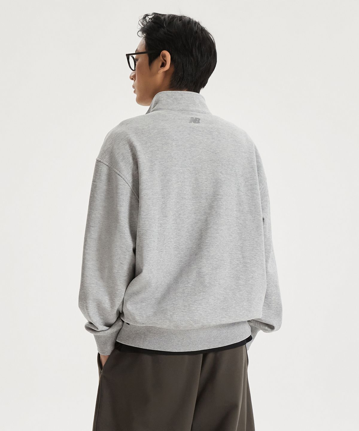 뉴발란스(NEW BALANCE) NBNCG11213 / UNI 에센셜 스몰로고 반집업 맨투맨 (GRAY)