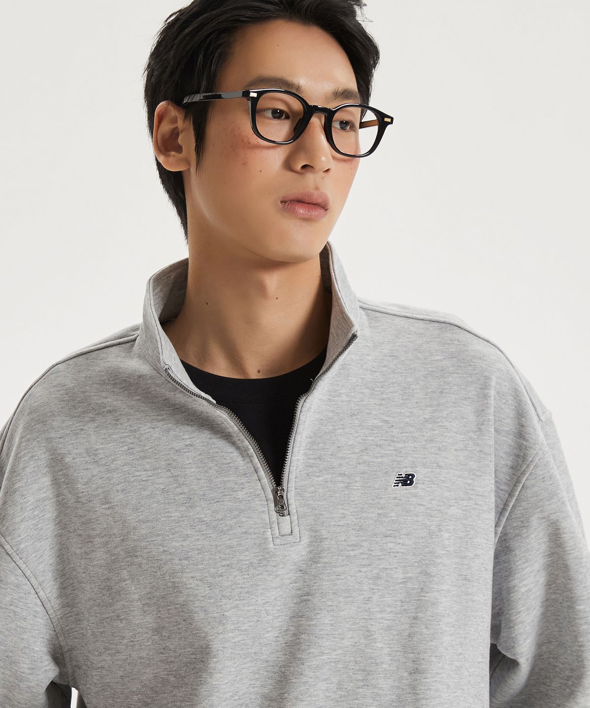 뉴발란스(NEW BALANCE) NBNCG11213 / UNI 에센셜 스몰로고 반집업 맨투맨 (GRAY)