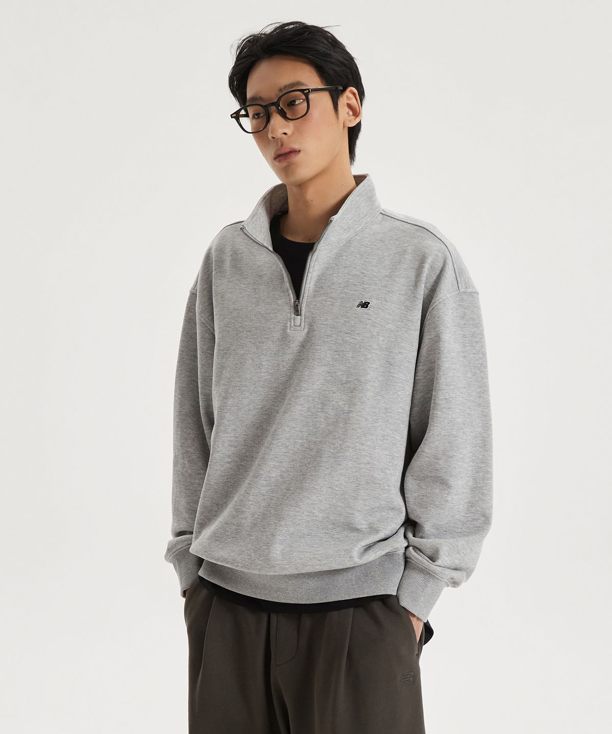 뉴발란스(NEW BALANCE) NBNCG11213 / UNI 에센셜 스몰로고 반집업 맨투맨 (GRAY)
