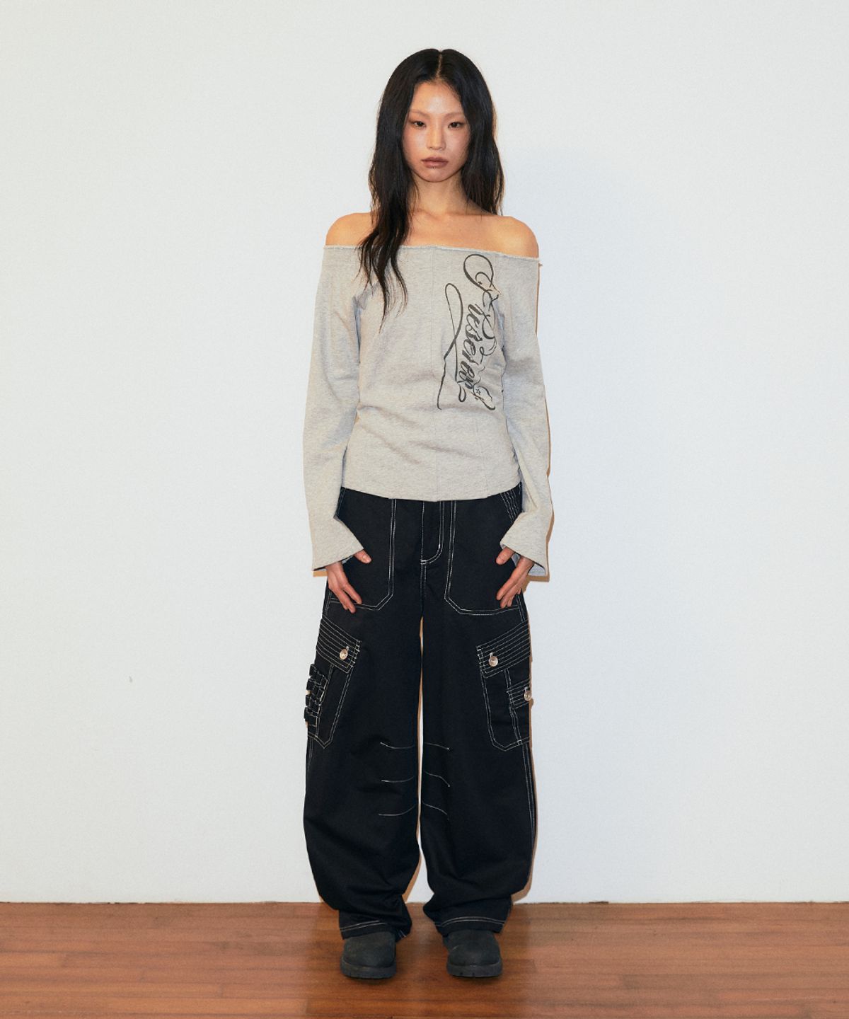 마하그리드(MAHAGRID) CUT OUT PRESENT OFF SHOULDER TEE GREY(MG2FFFT576A)