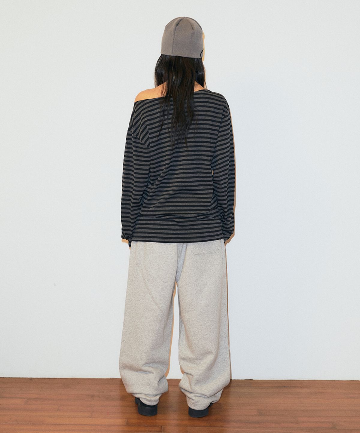 마하그리드(MAHAGRID) STRIPE PRESENT ONE SHOULDER LS TEE CHARCOAL(MG2FFFT578A)