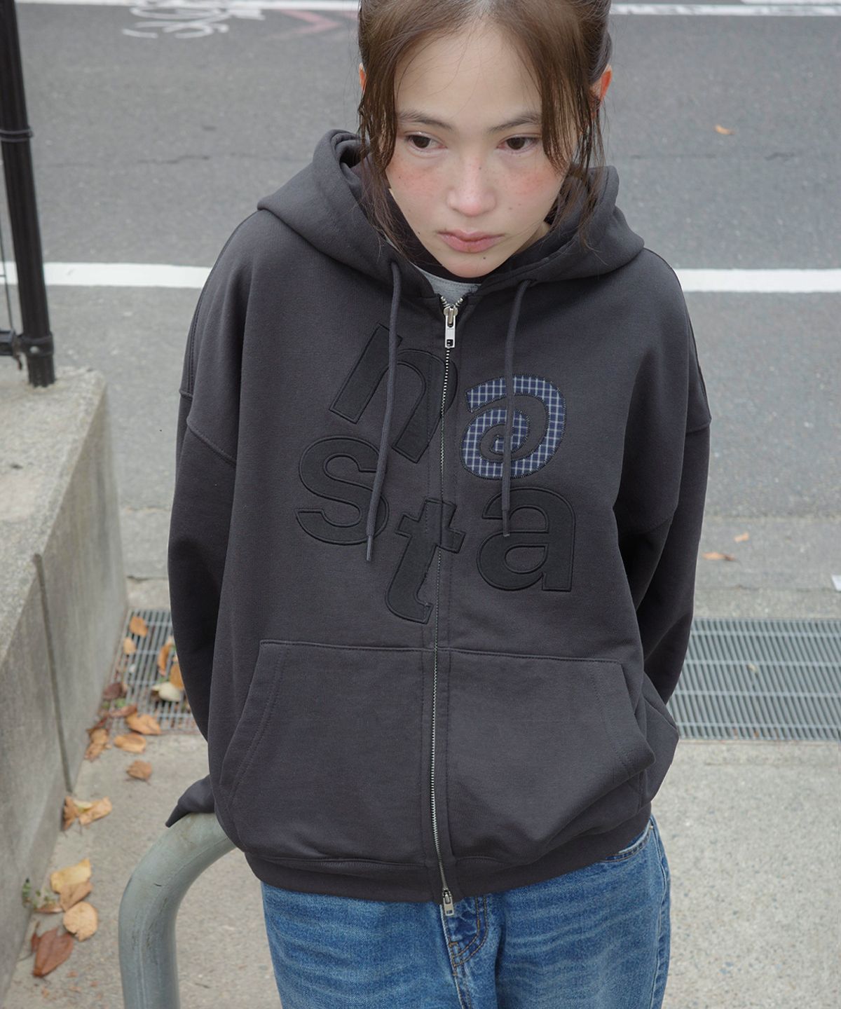 나츠(NAATS) At logo zip-up hoodie, charcoal