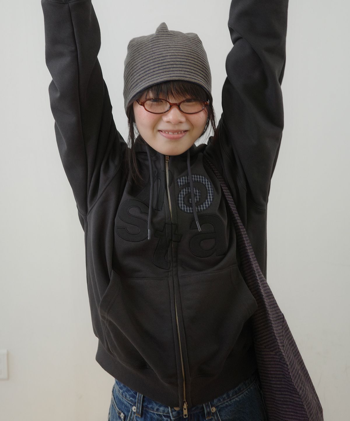나츠(NAATS) At logo zip-up hoodie, charcoal
