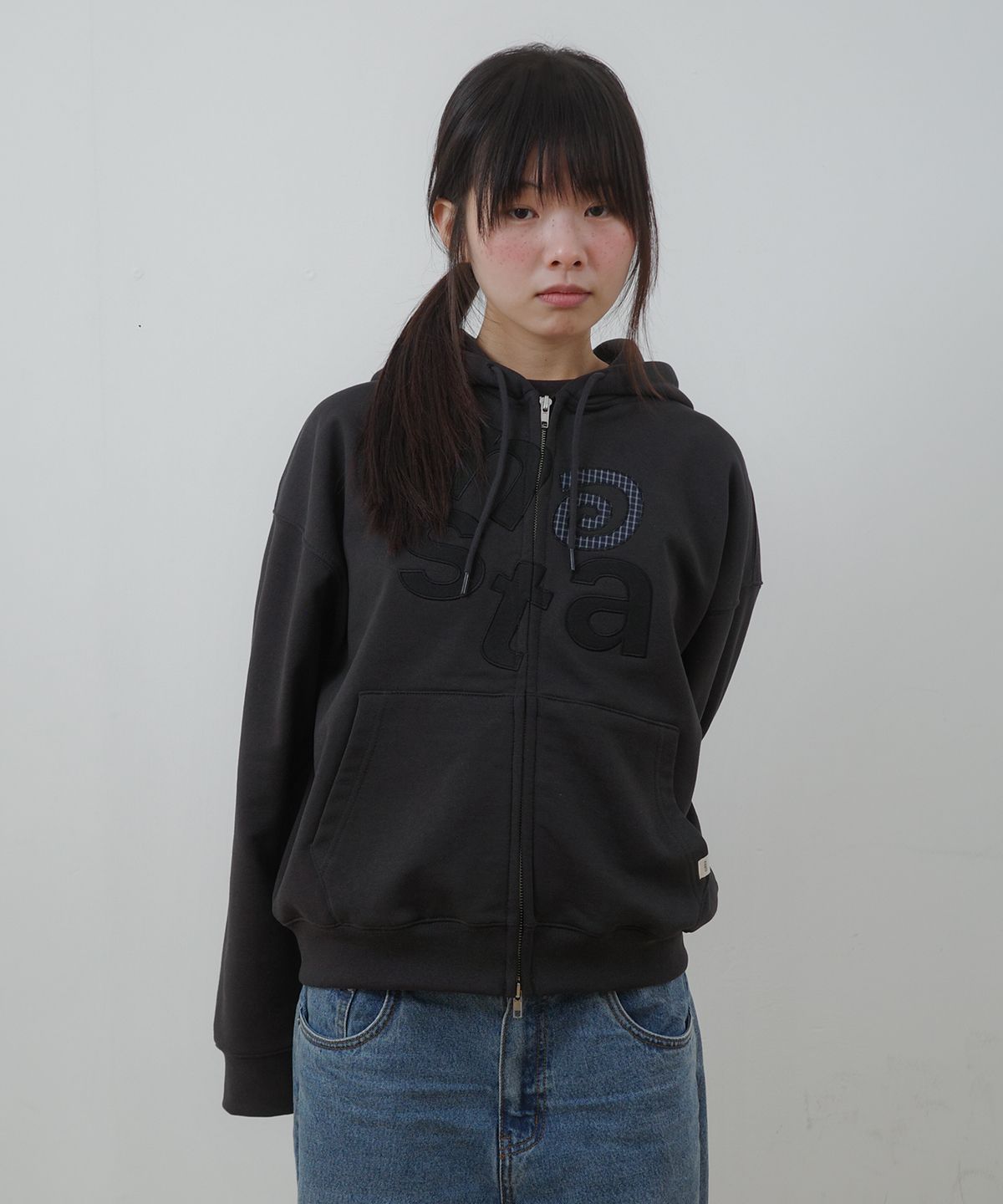 나츠(NAATS) At logo zip-up hoodie, charcoal