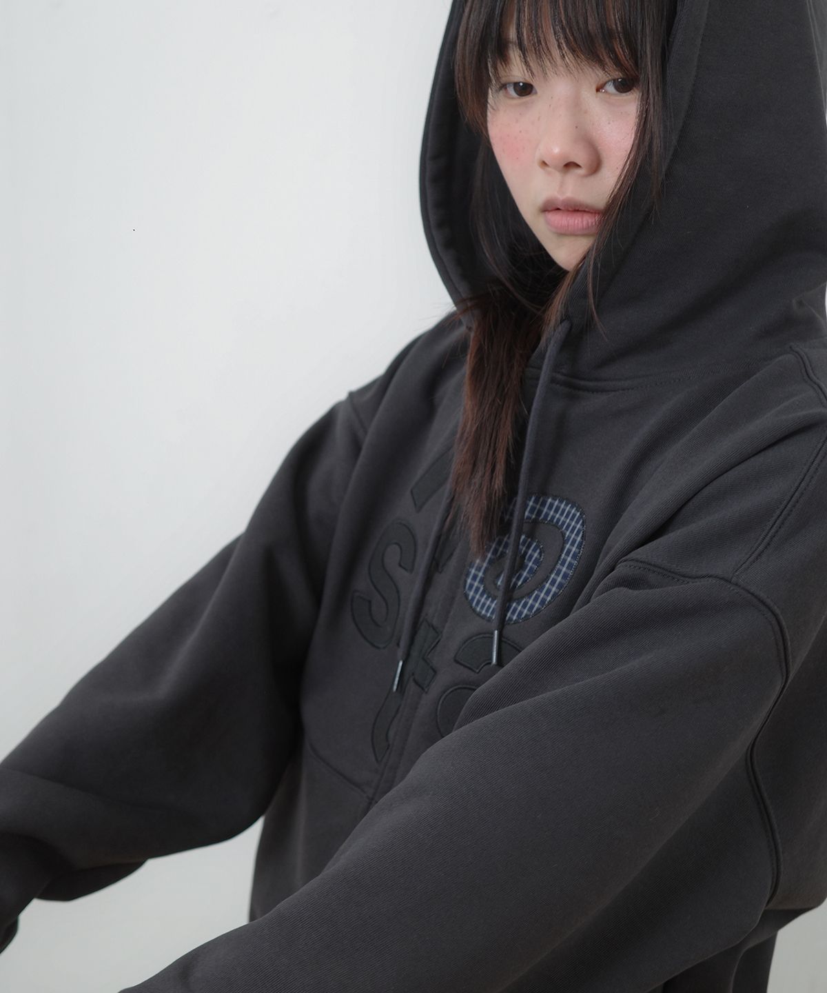 나츠(NAATS) At logo zip-up hoodie, charcoal