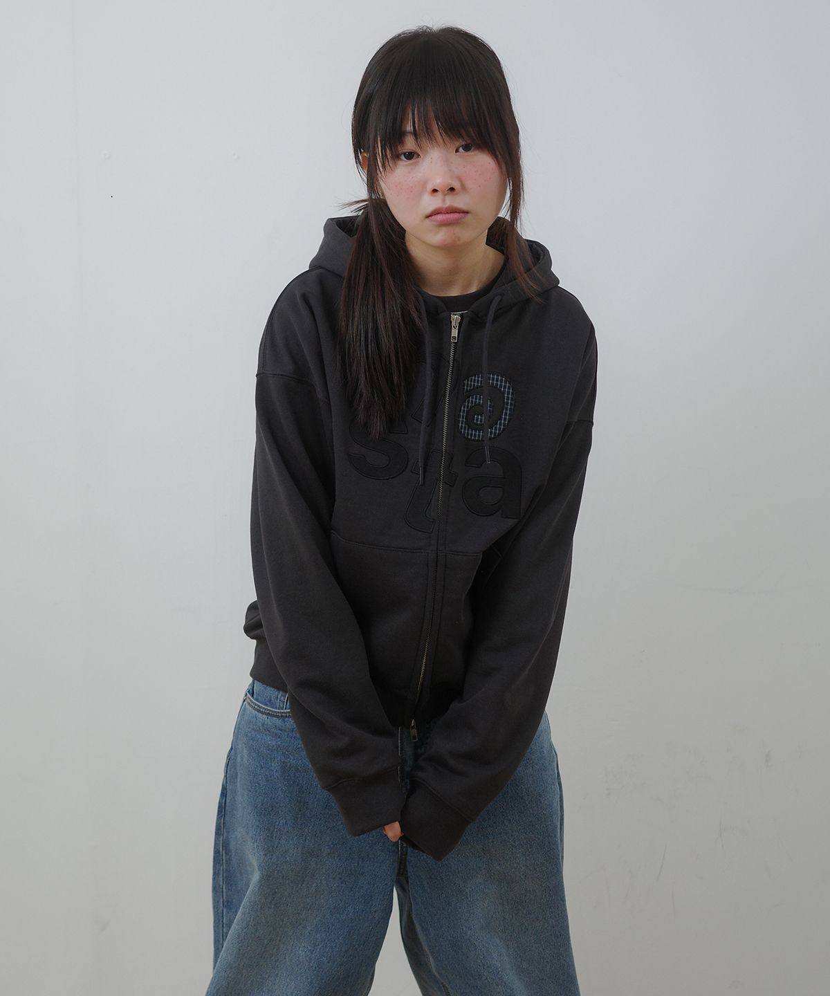 나츠(NAATS) At logo zip-up hoodie, charcoal