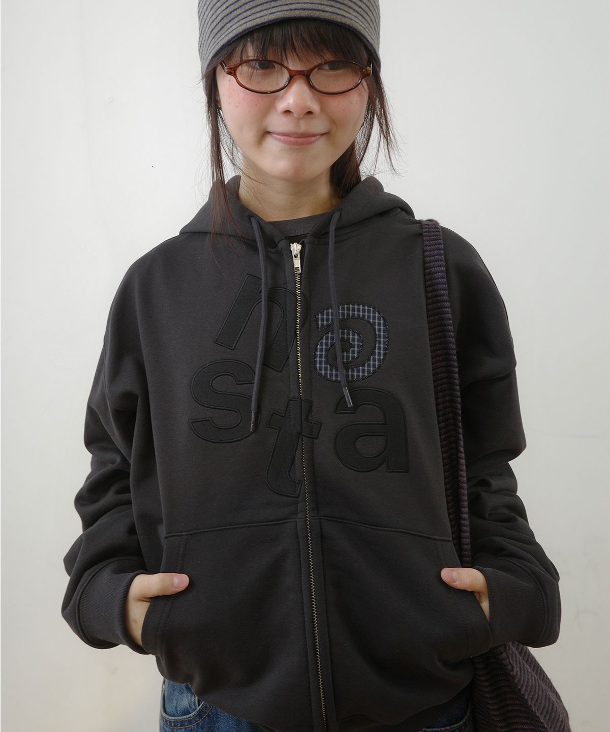 나츠(NAATS) At logo zip-up hoodie, charcoal