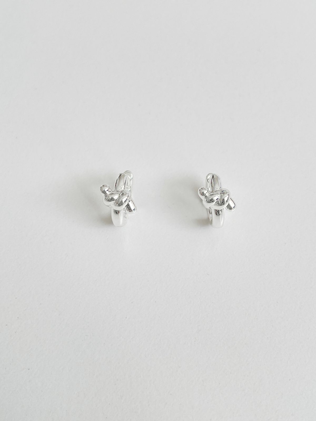 엘리오나(ELYONA) ELA 33 mini Knot Earrings