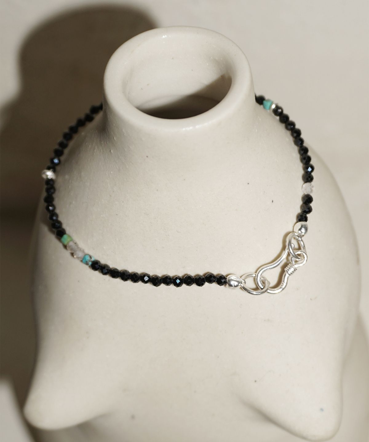 아워피에르(OURPIERRE) 글리터 브레이슬렛 블랙