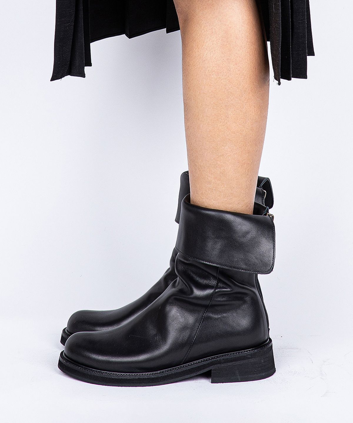 슈바이초이(SHOEBYCHOI) 블랙 소가죽 크리스 미들부츠 (4cm)