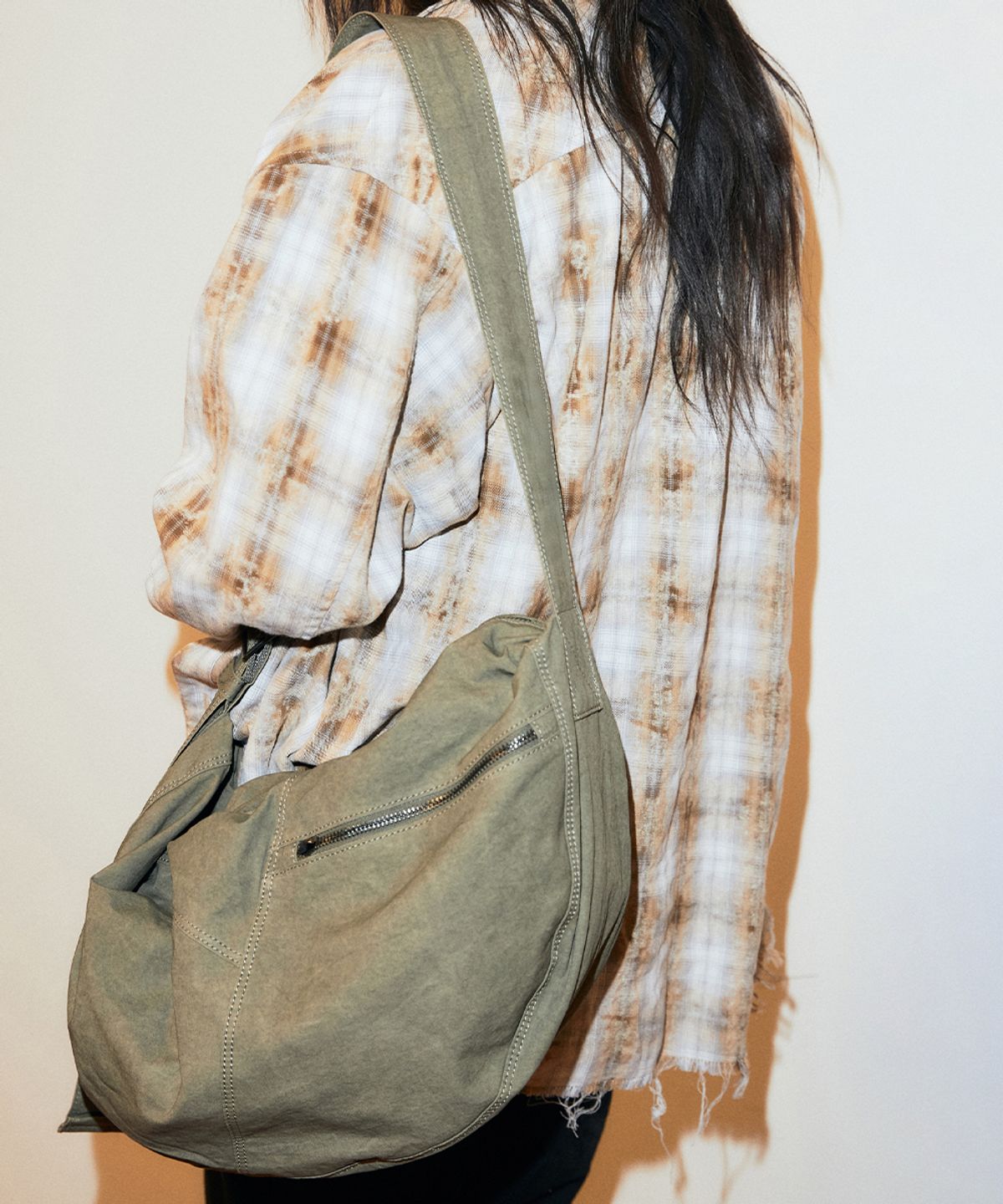 마하그리드(MAHAGRID) OVERDYED CROSS BAG KHAKI(MG2GSMAB52A)