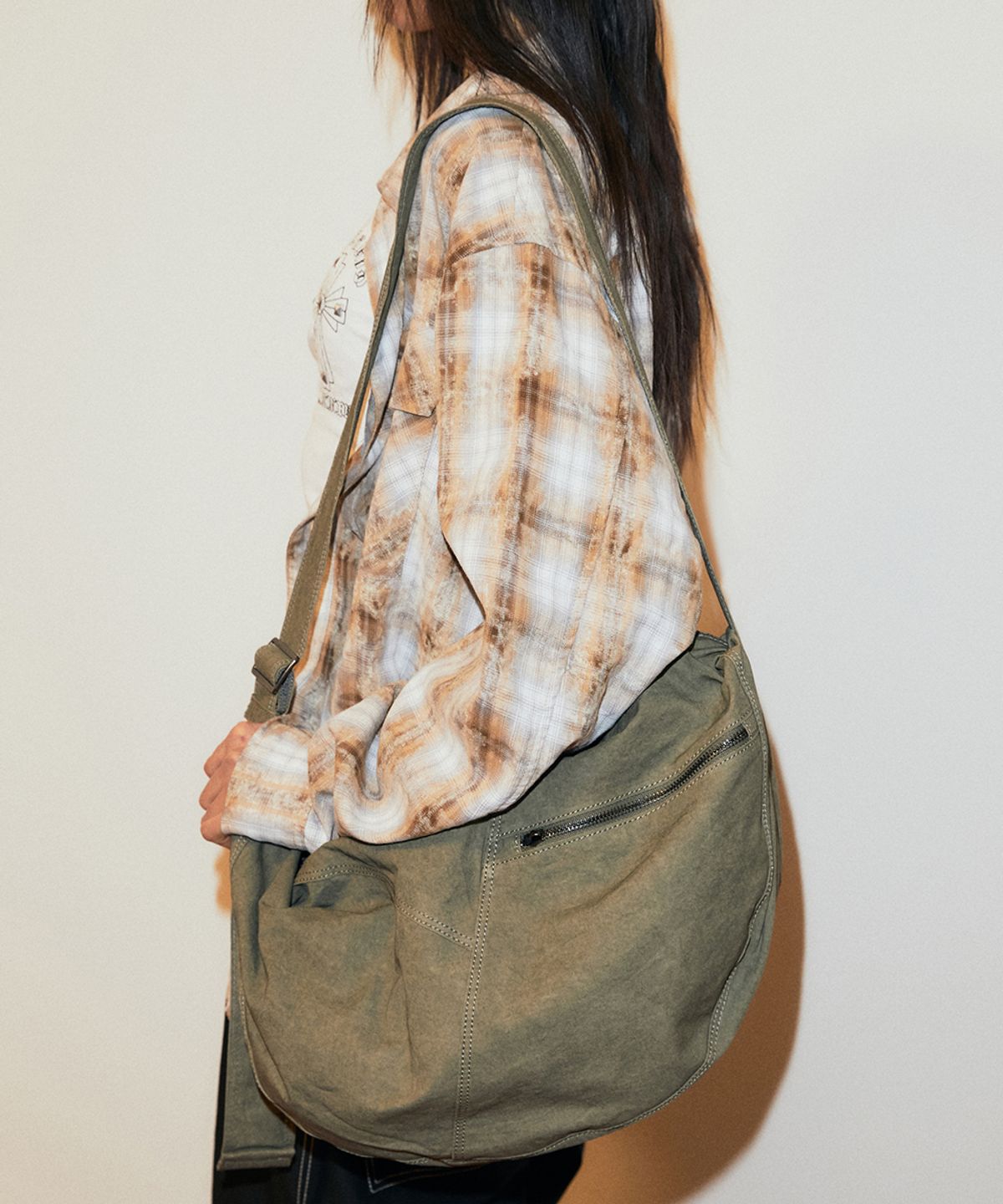 마하그리드(MAHAGRID) OVERDYED CROSS BAG KHAKI(MG2GSMAB52A)