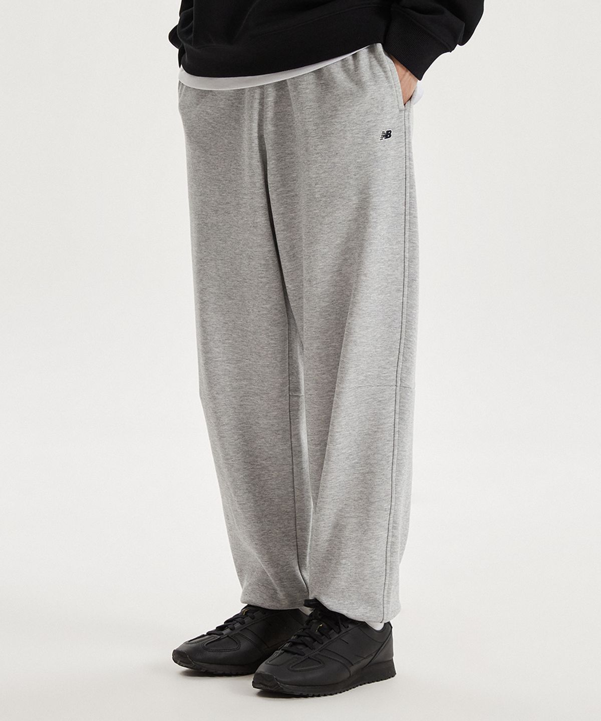 뉴발란스(NEW BALANCE) NBMLG11203 / UNI 에센셜 조거 팬츠 (GRAY)