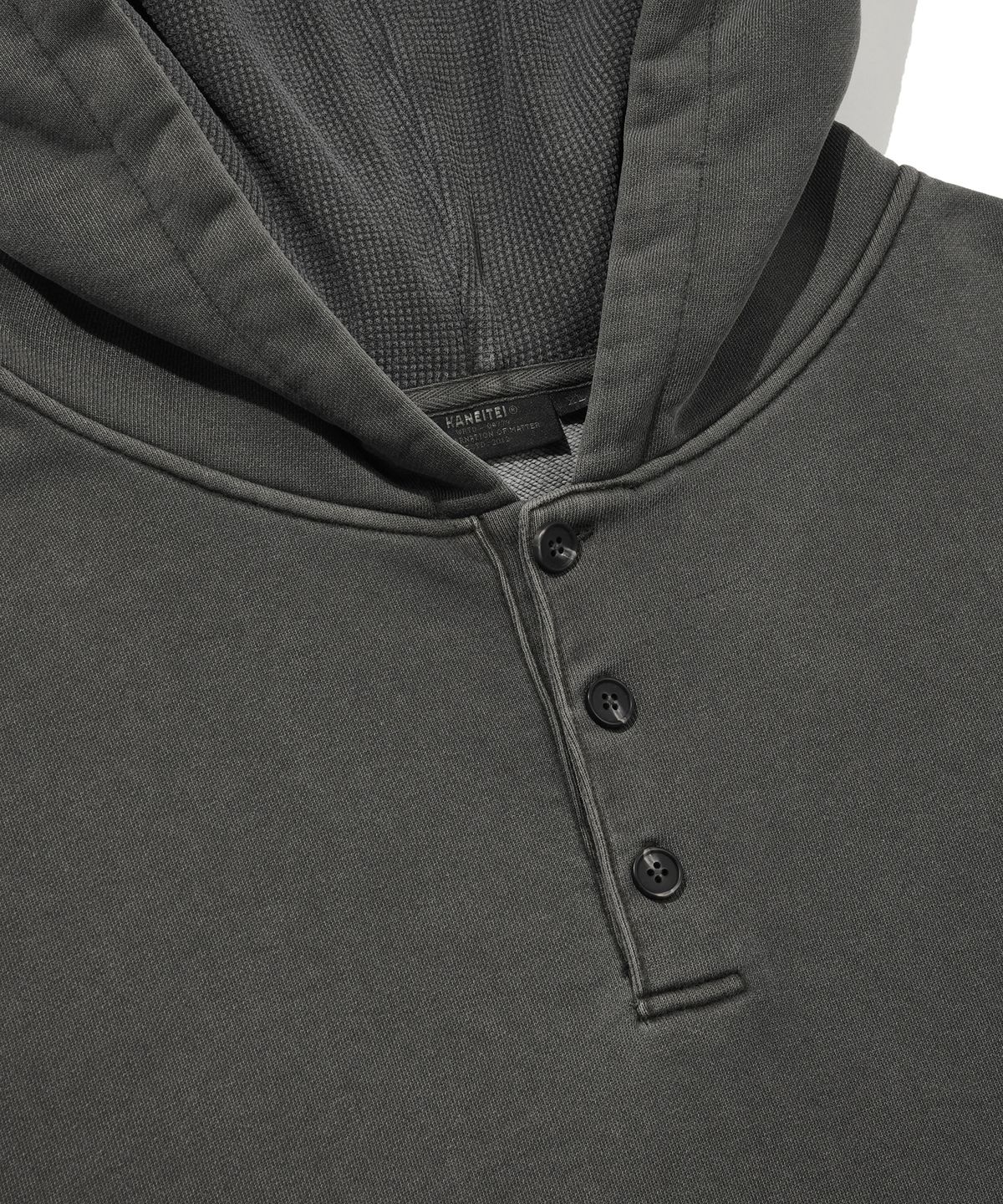 카네이테이(KANEITEI) PIGMENT WASHED HENLEY NECK HOODIE (CHARCOAL)