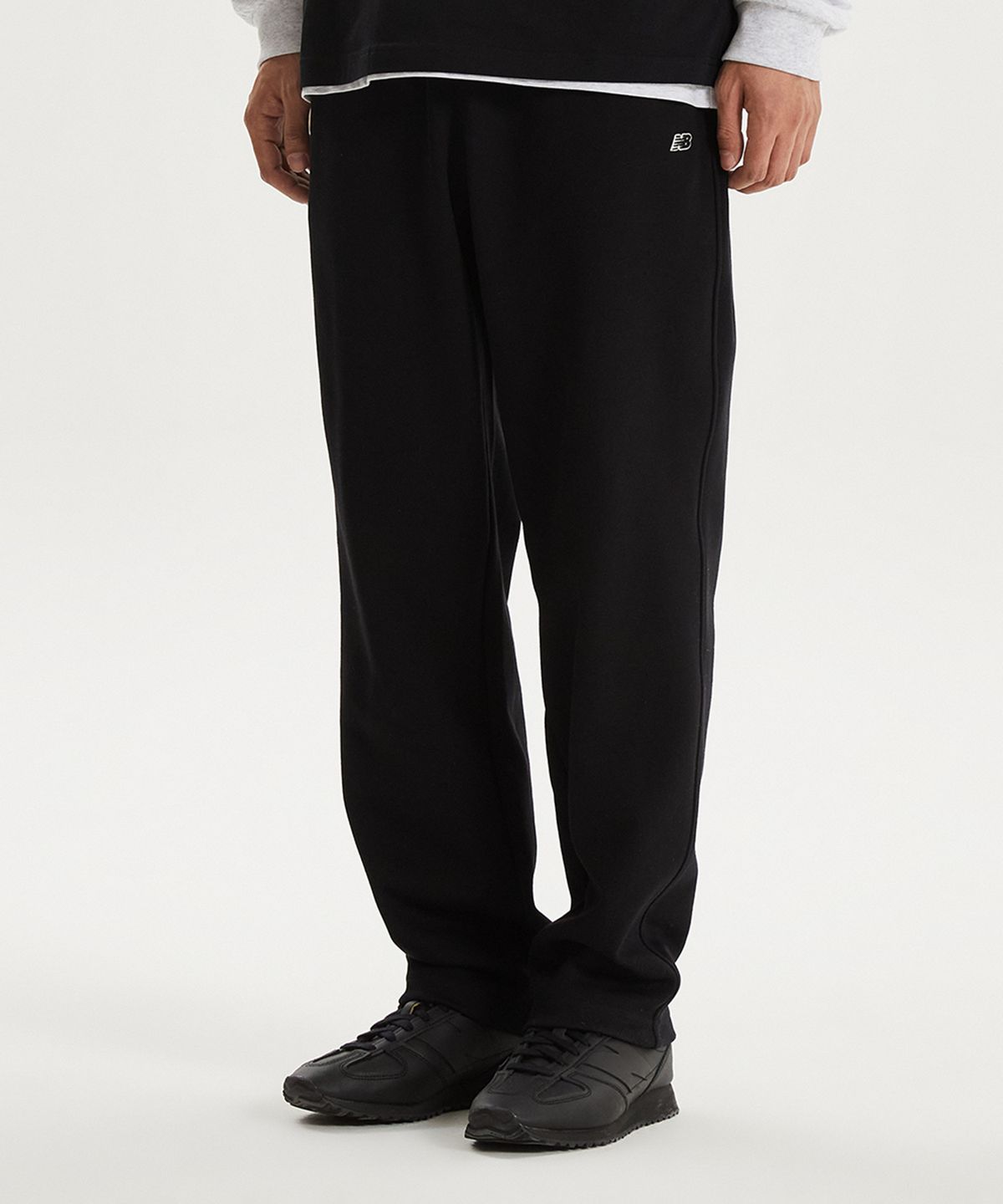 뉴발란스(NEW BALANCE) NBMLG11213 / UNI 에센셜 스트레이트 팬츠 (BLACK)