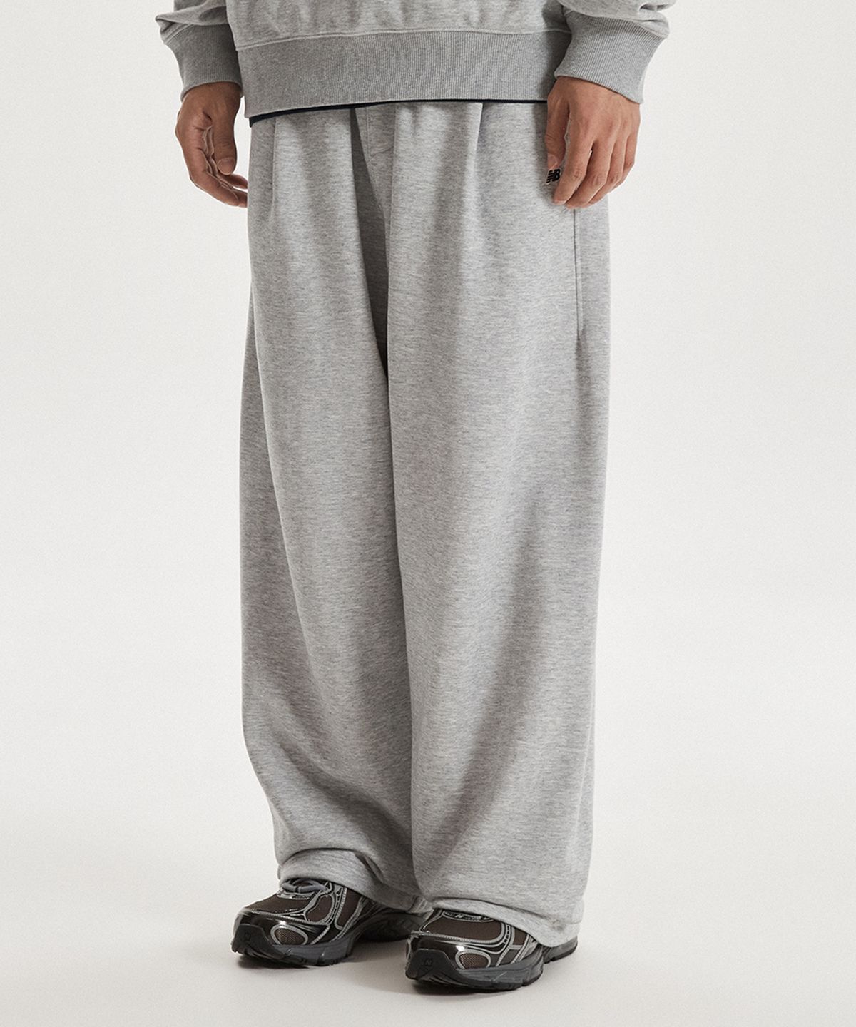 뉴발란스(NEW BALANCE) NBMLG11233 / UNI 에센셜 와이드 원턱 팬츠 (GRAY)