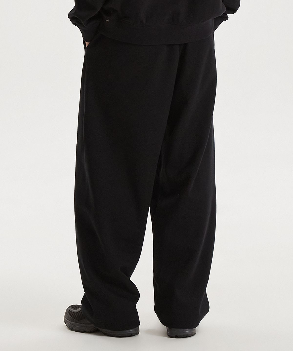 뉴발란스(NEW BALANCE) NBMLG11233 / UNI 에센셜 와이드 원턱 팬츠 (BLACK)