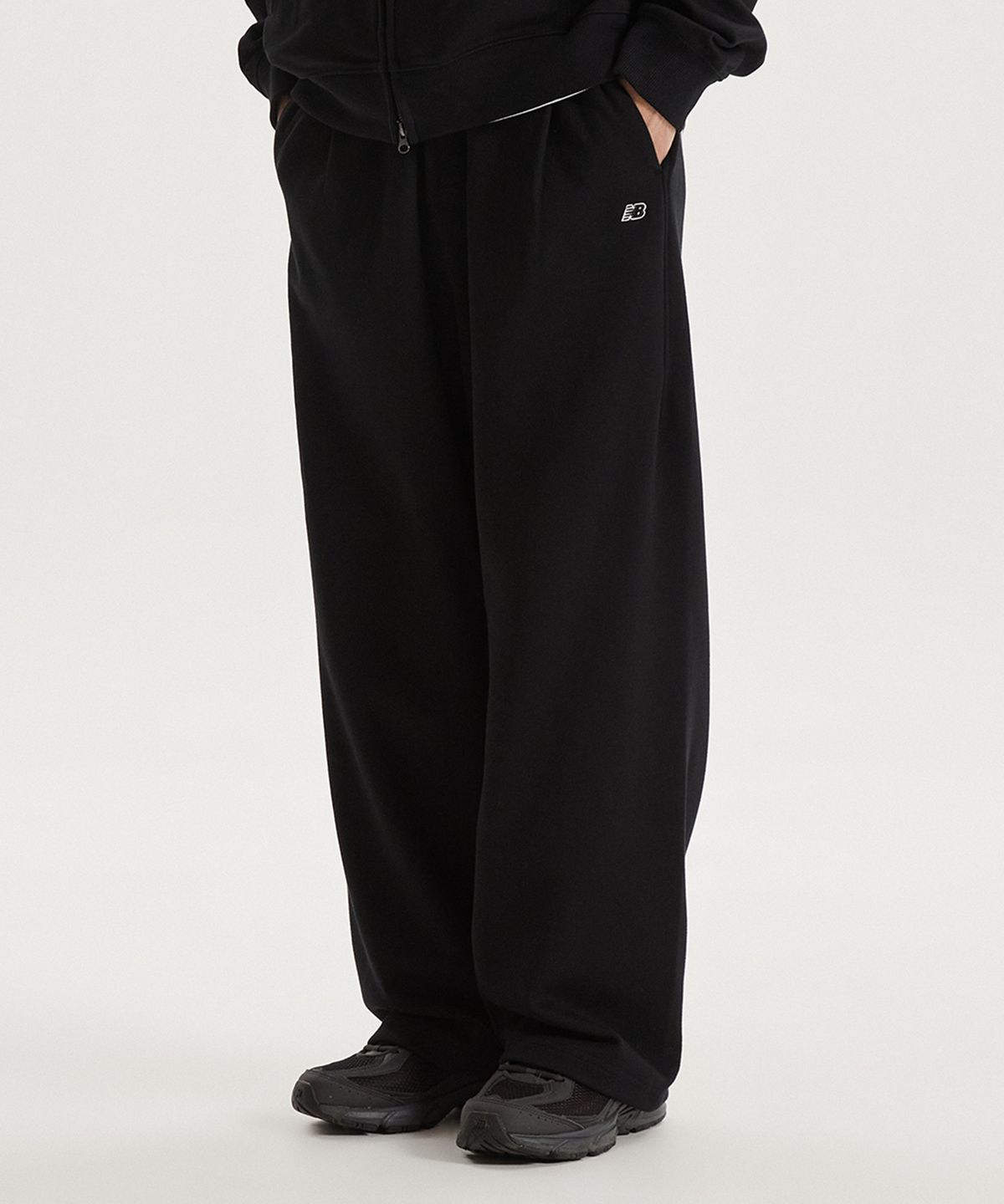 뉴발란스(NEW BALANCE) NBMLG11233 / UNI 에센셜 와이드 원턱 팬츠 (BLACK)