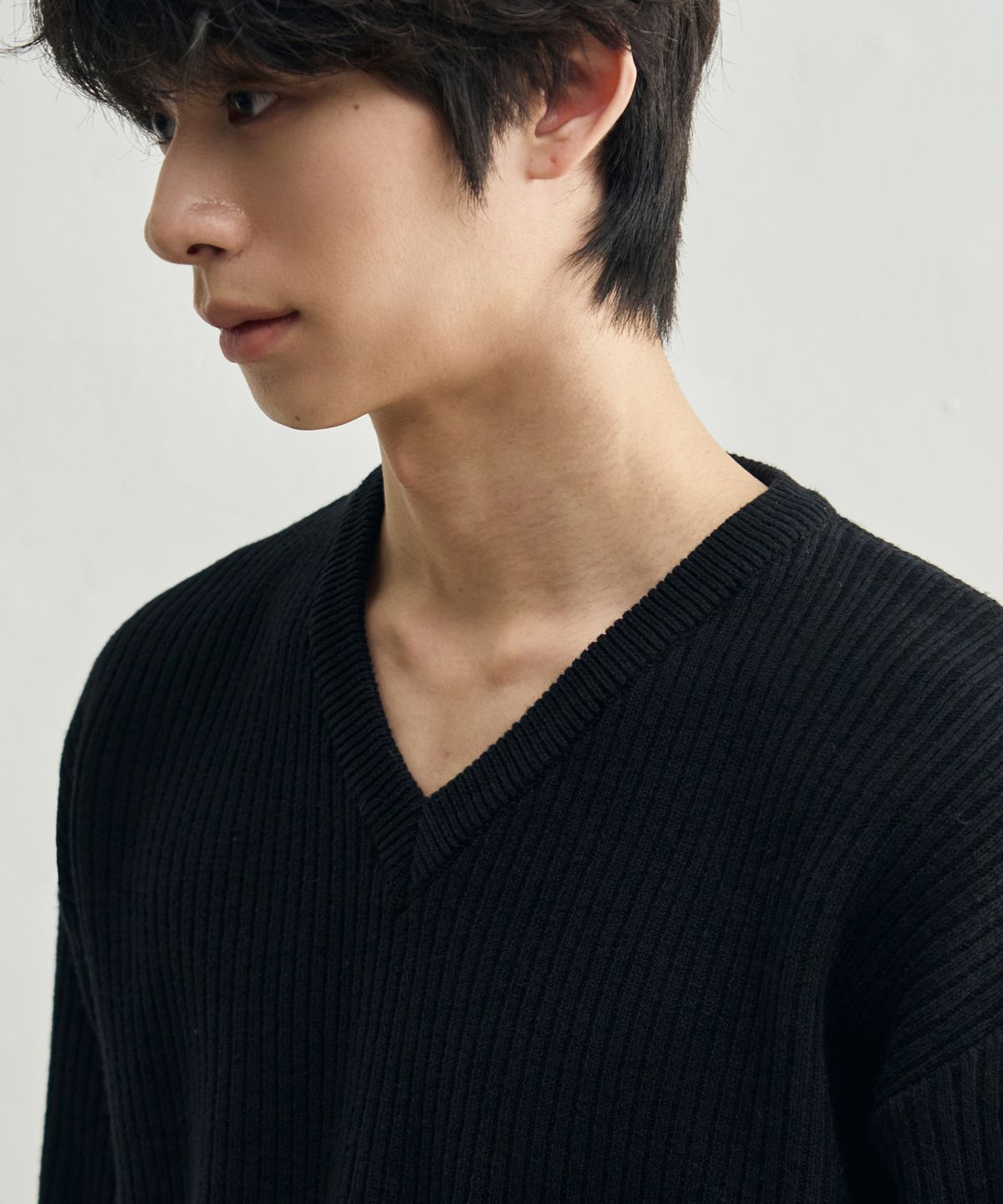 로템버(ROTEMBER) 리브드 브이넥 크롭 니트 [블랙]