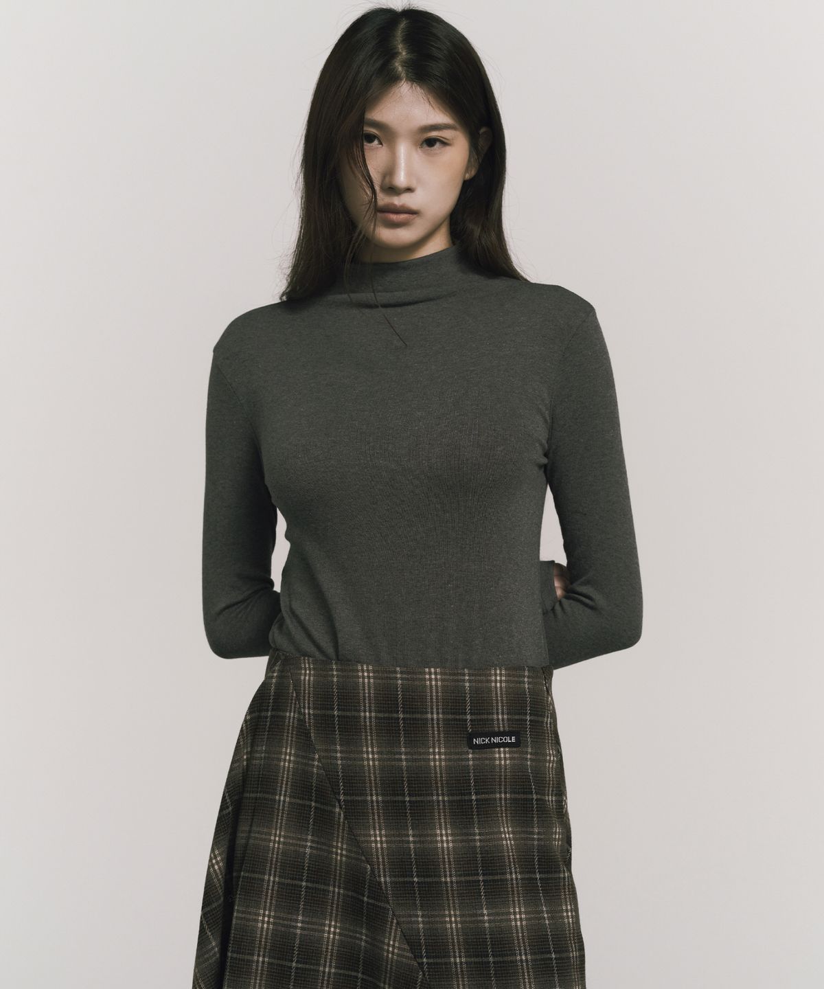 닉앤니콜(NICK&NICOLE) [ESSENTIAL] HIGH NECK SLIM TOP_CHARCOAL
