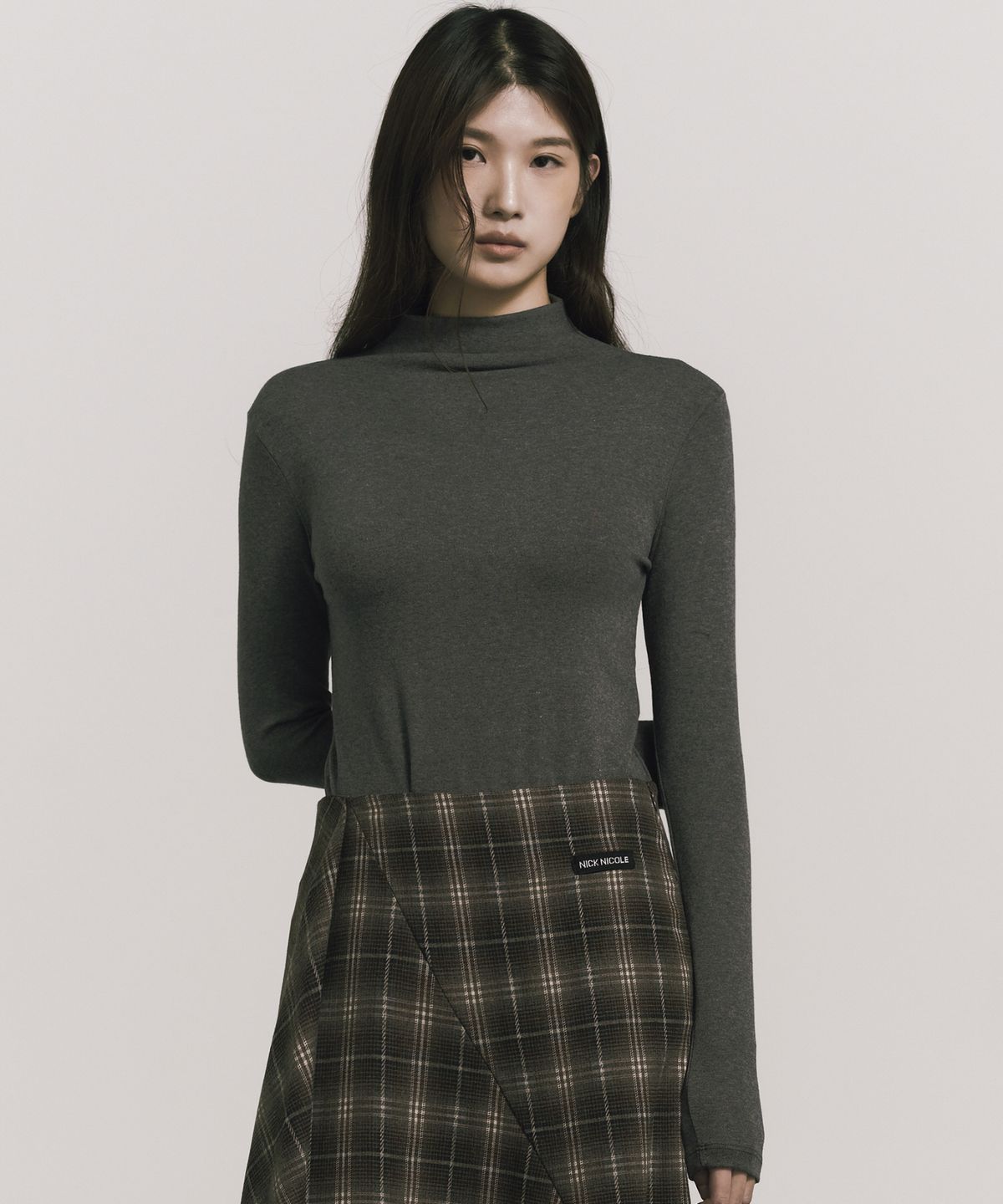 닉앤니콜(NICK&NICOLE) [ESSENTIAL] HIGH NECK SLIM TOP_CHARCOAL