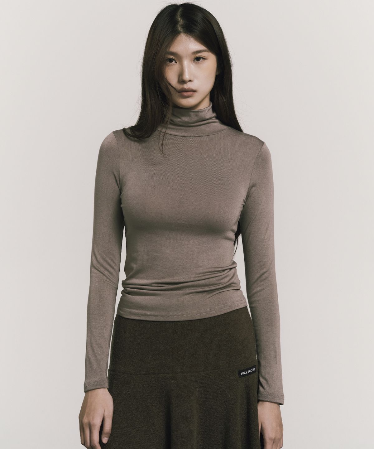 닉앤니콜(NICK&NICOLE) [ESSENTIAL] SLIM TURTLENECK TOP_COCOA