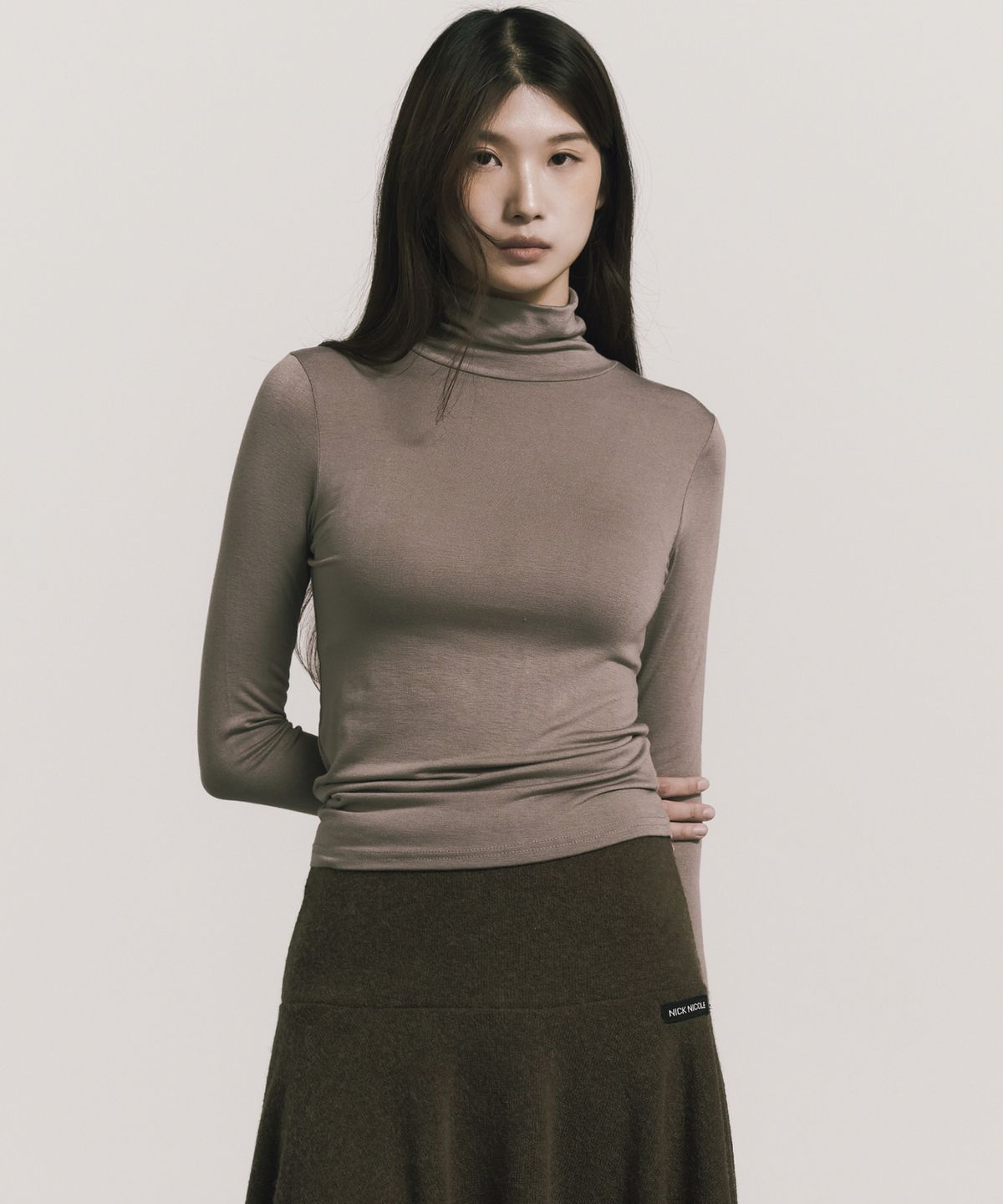 닉앤니콜(NICK&NICOLE) [ESSENTIAL] SLIM TURTLENECK TOP_COCOA