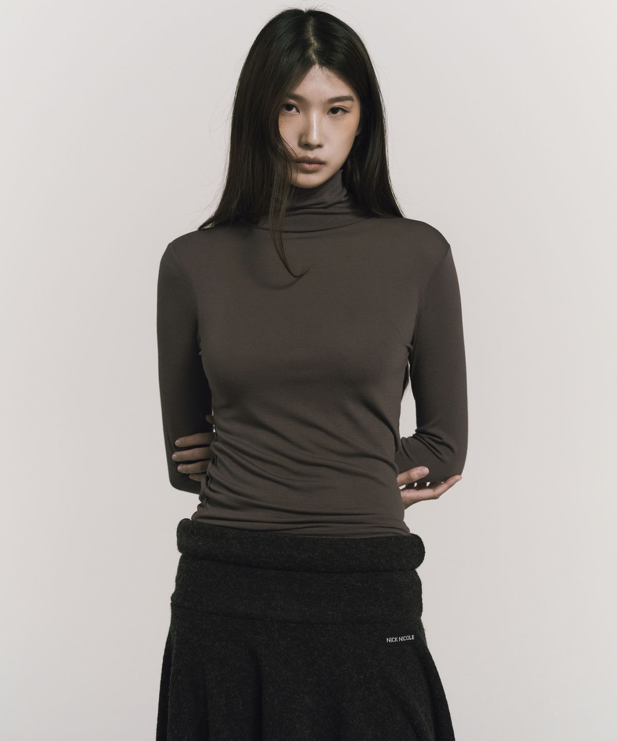 닉앤니콜(NICK&NICOLE) [ESSENTIAL] SLIM TURTLENECK TOP_BROWN