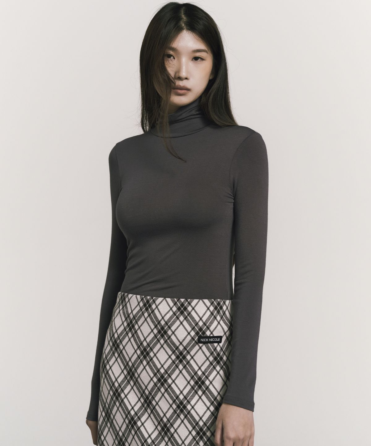 닉앤니콜(NICK&NICOLE) [ESSENTIAL] SLIM TURTLENECK TOP_CHARCOAL