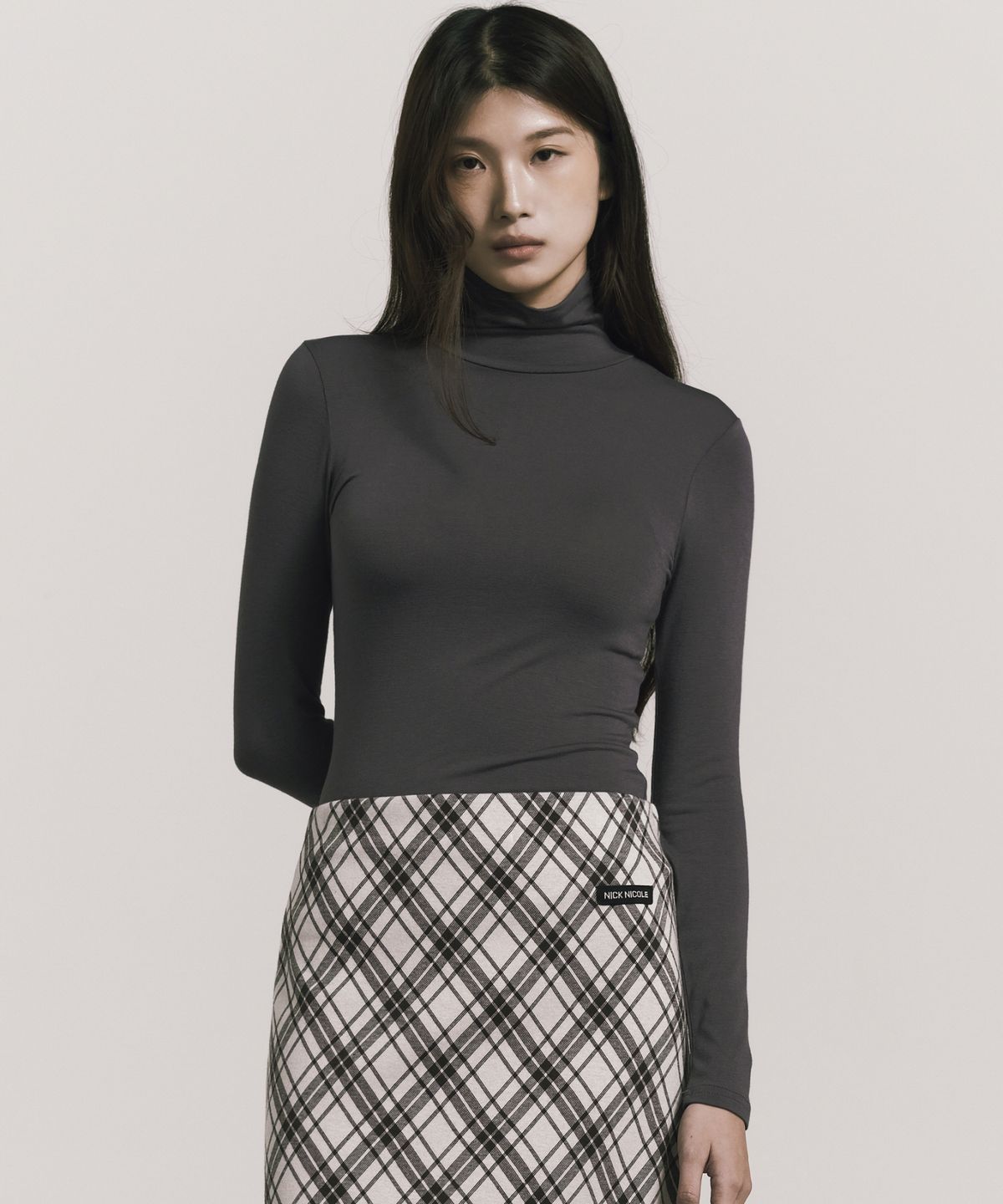 닉앤니콜(NICK&NICOLE) [ESSENTIAL] SLIM TURTLENECK TOP_CHARCOAL