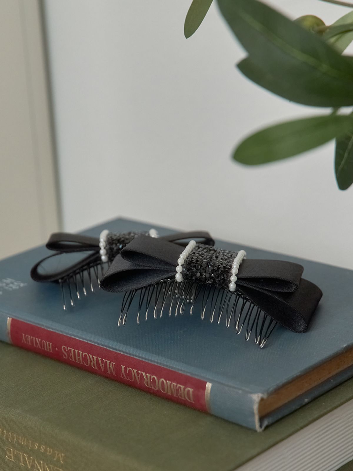 쏘리, 투 머치 러브(SORRY, TOO MUCH LOVE) Crystal Ribbon Hair Comb_Black