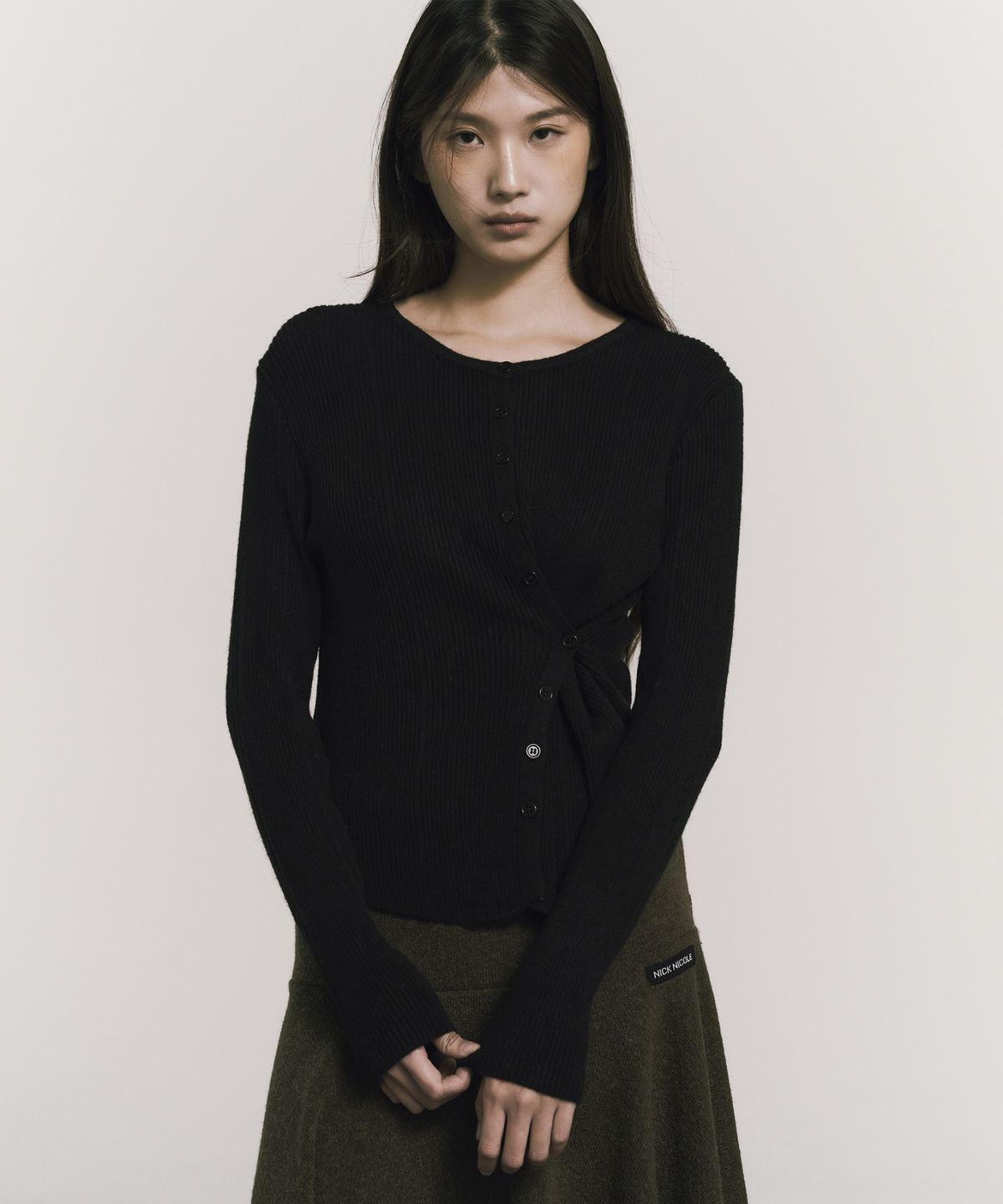 닉앤니콜(NICK&NICOLE) TWIST BUTTON RIB CARDIGAN_BLACK