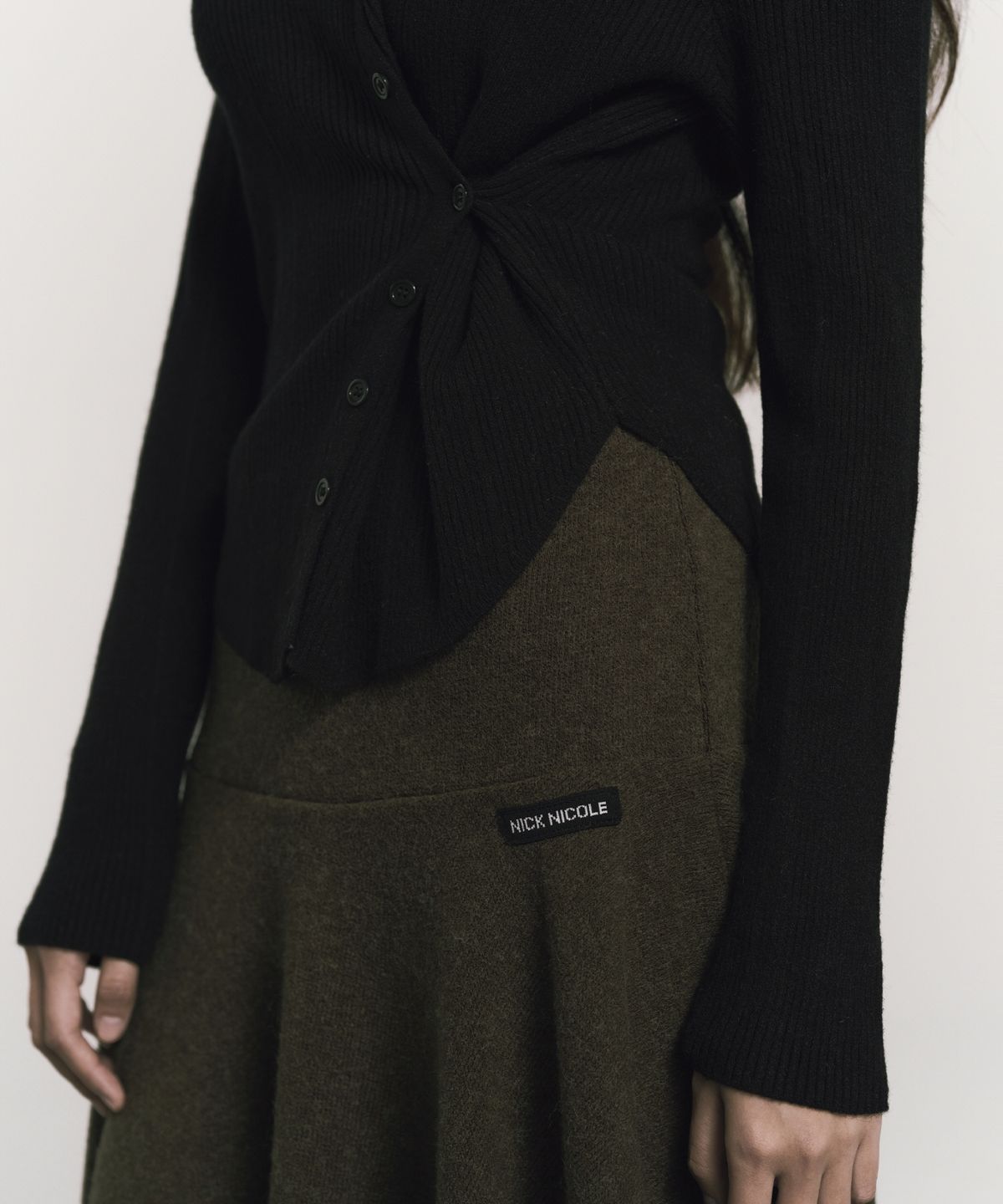 닉앤니콜(NICK&NICOLE) TWIST BUTTON RIB CARDIGAN_BLACK