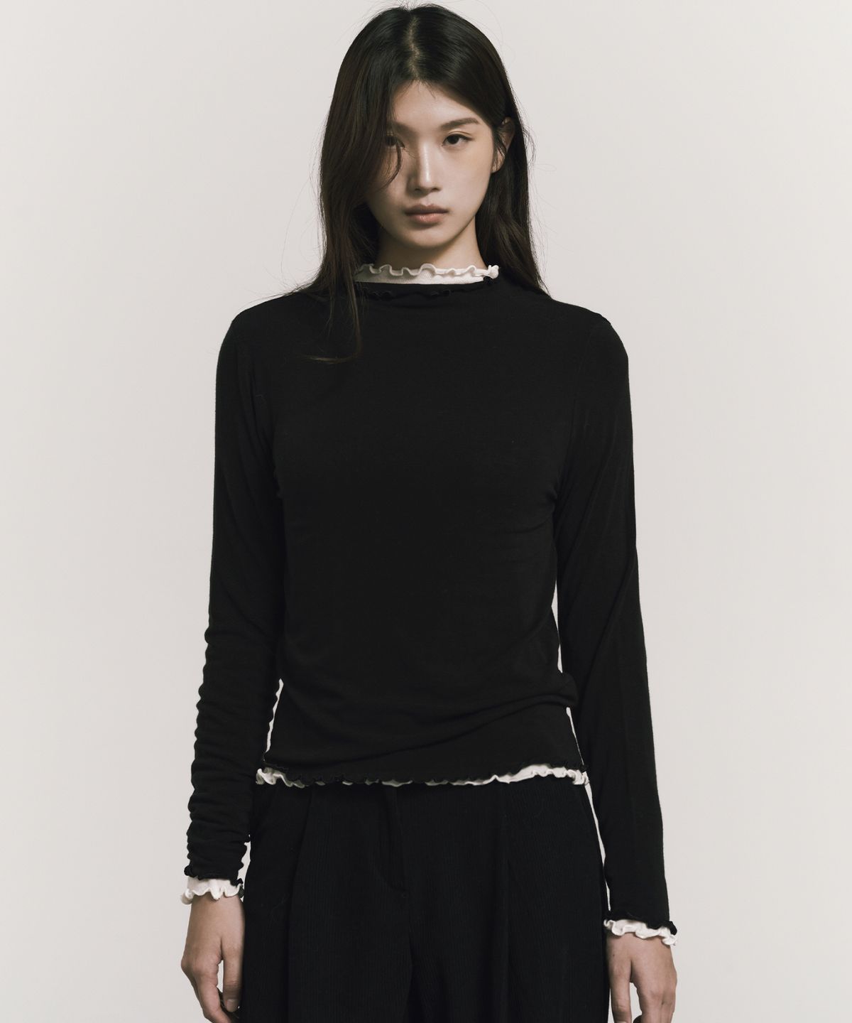 닉앤니콜(NICK&NICOLE) SOFT FRILL EDGE LONG SLEEVE TOP_BLACK