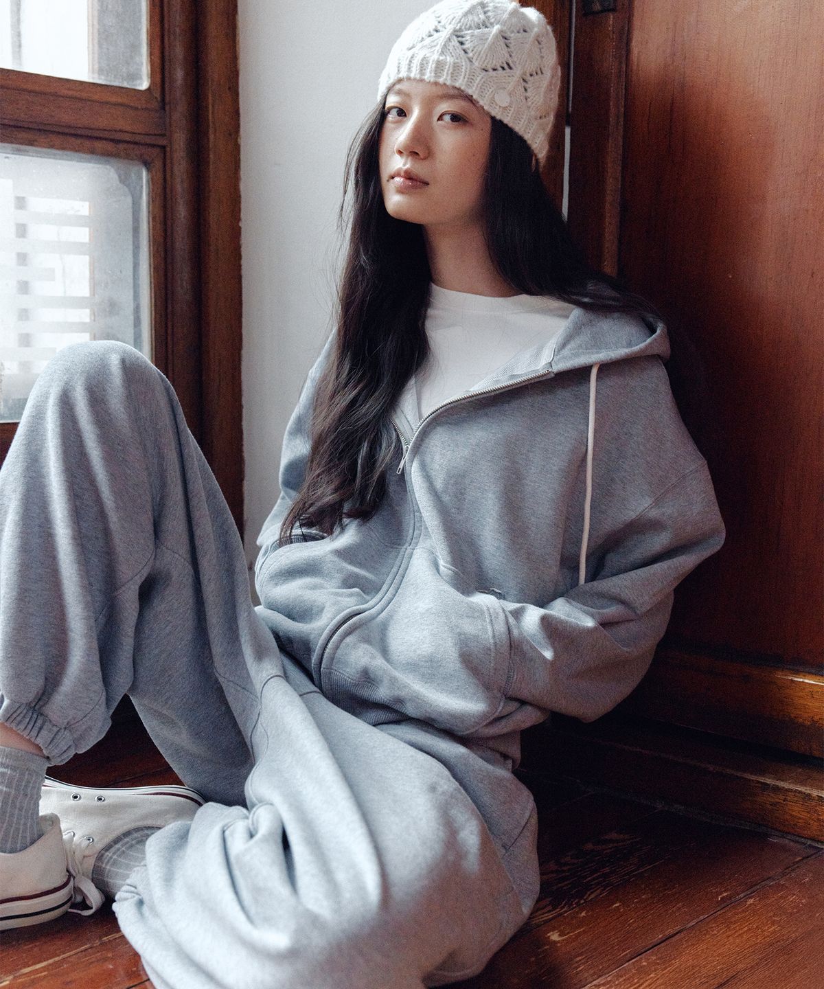 오끼뜨(OGGITT) 꽃 아플리케 벌룬 조거 팬츠 그레이
