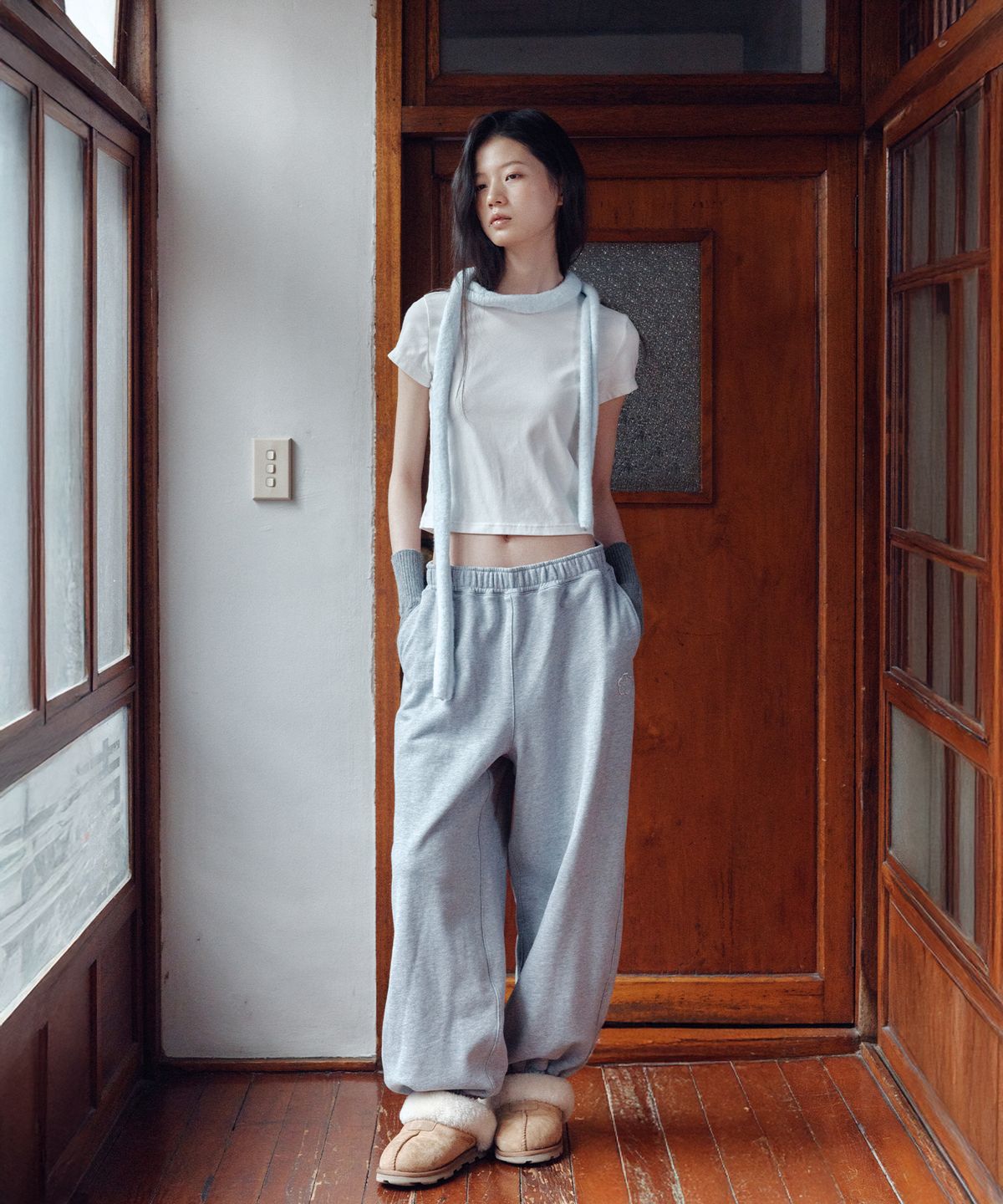오끼뜨(OGGITT) 꽃 아플리케 벌룬 조거 팬츠 그레이