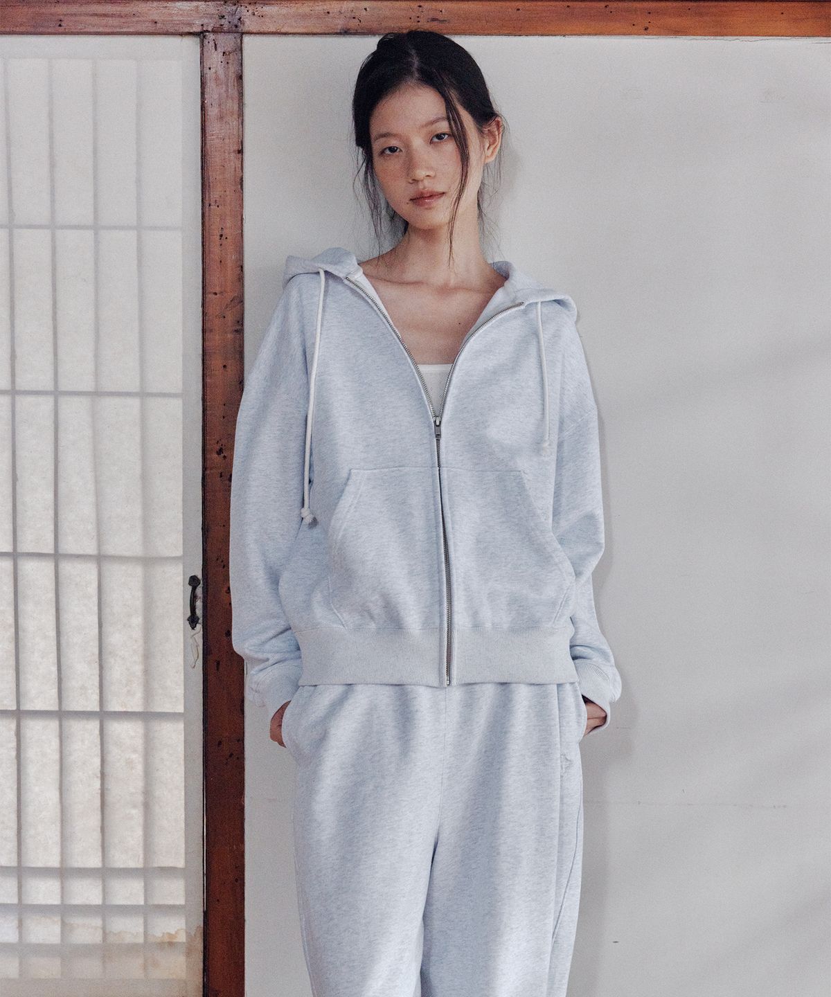 오끼뜨(OGGITT) 꽃 아플리케 벌룬 조거 팬츠 라이트그레이