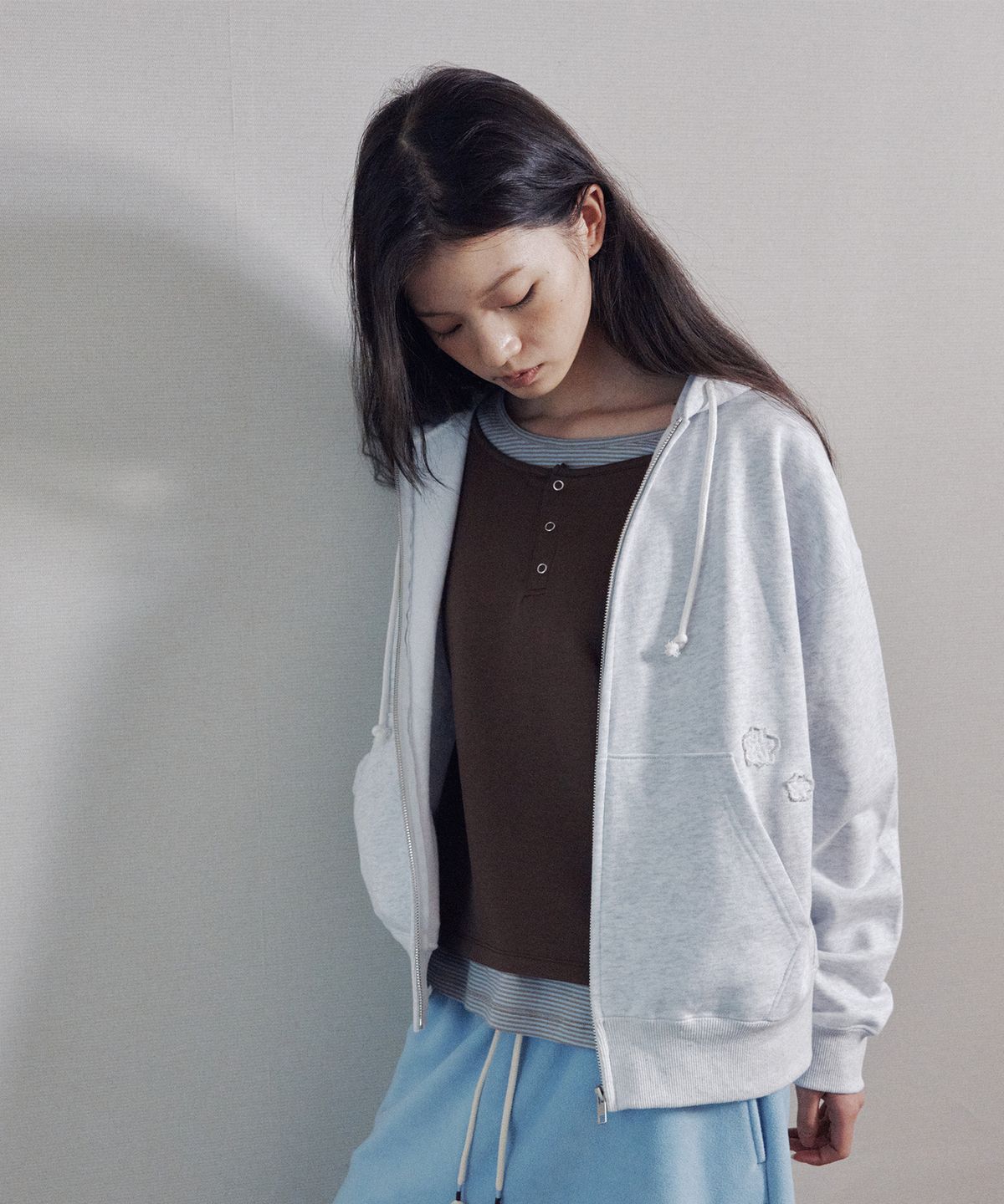 오끼뜨(OGGITT) 꽃 아플리케 후드 집업 라이트그레이