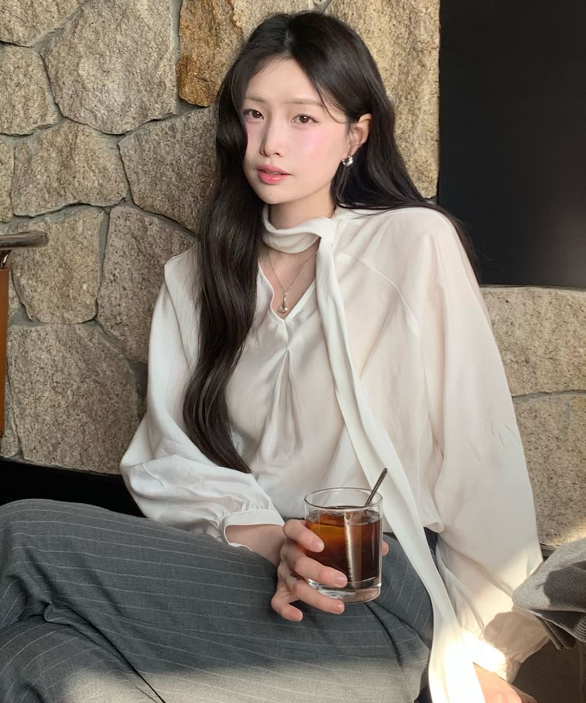 드로우핏 우먼(DRAWFIT WOMEN) 플로우 턱 스카프 블라우스 [IVORY]