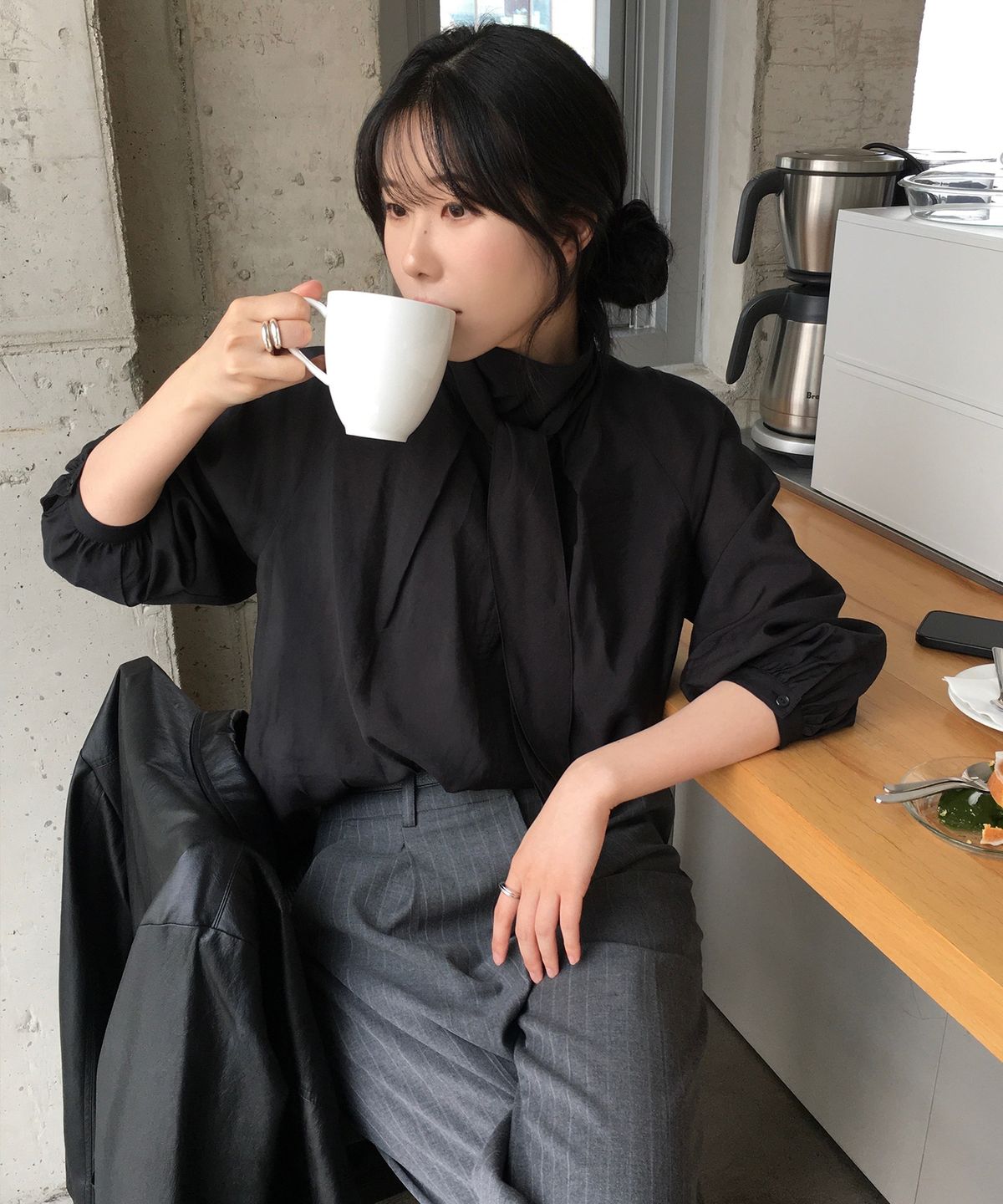 드로우핏 우먼(DRAWFIT WOMEN) 플로우 턱 스카프 블라우스 [IVORY]