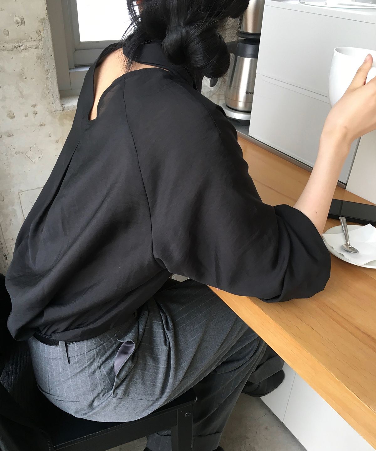 드로우핏 우먼(DRAWFIT WOMEN) 플로우 턱 스카프 블라우스 [BLACK]