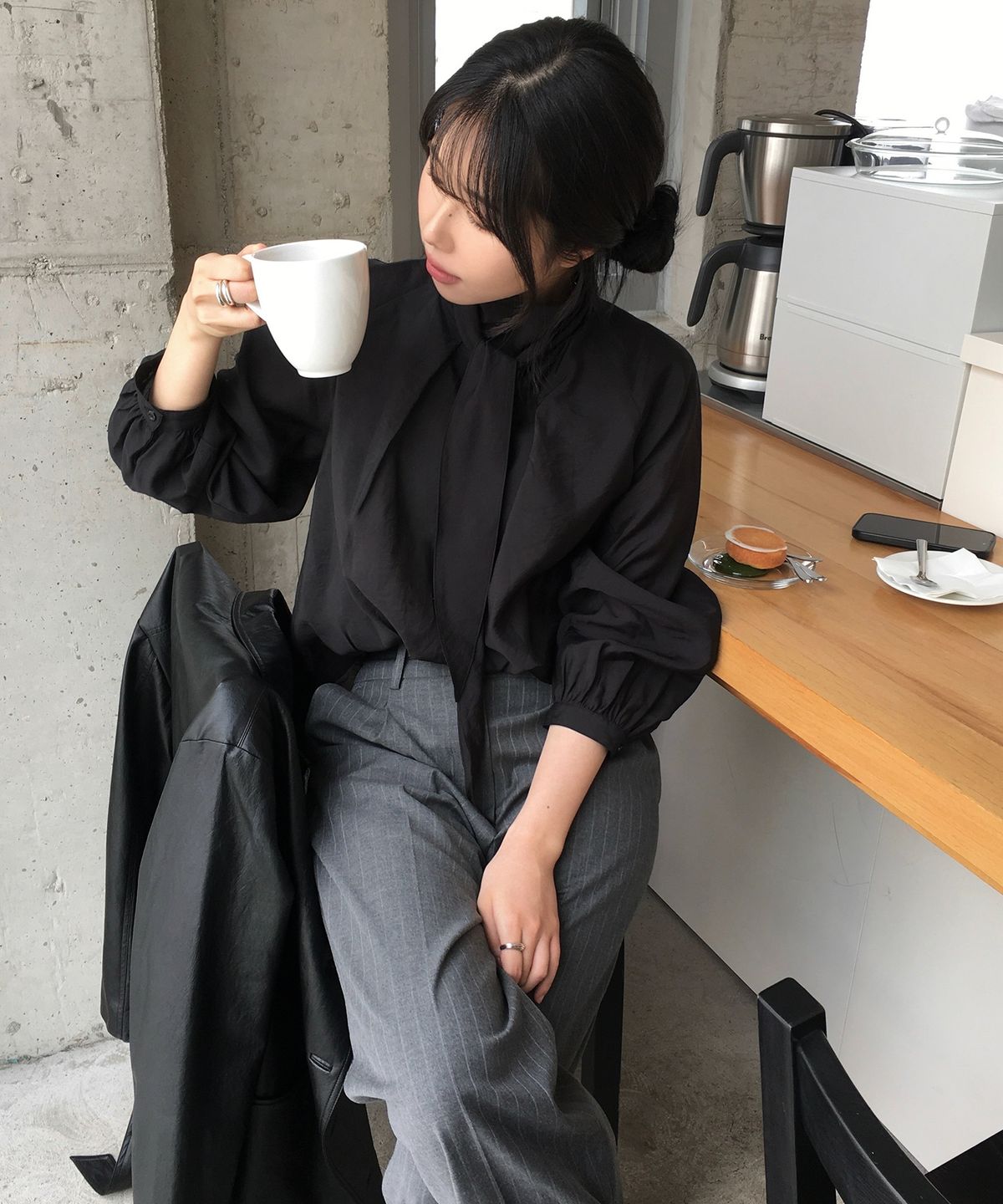 드로우핏 우먼(DRAWFIT WOMEN) 플로우 턱 스카프 블라우스 [BLACK]