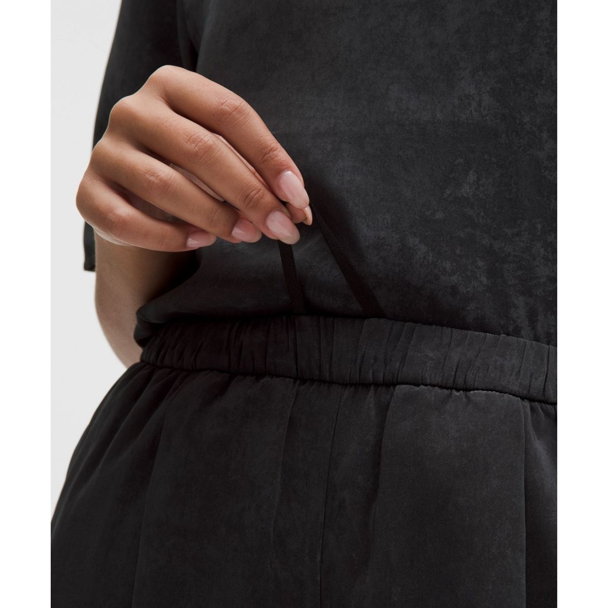 룰루레몬(LULULEMON) 새틴 플리티드 하이라이즈 스트레이트 레그 팬츠  BLK