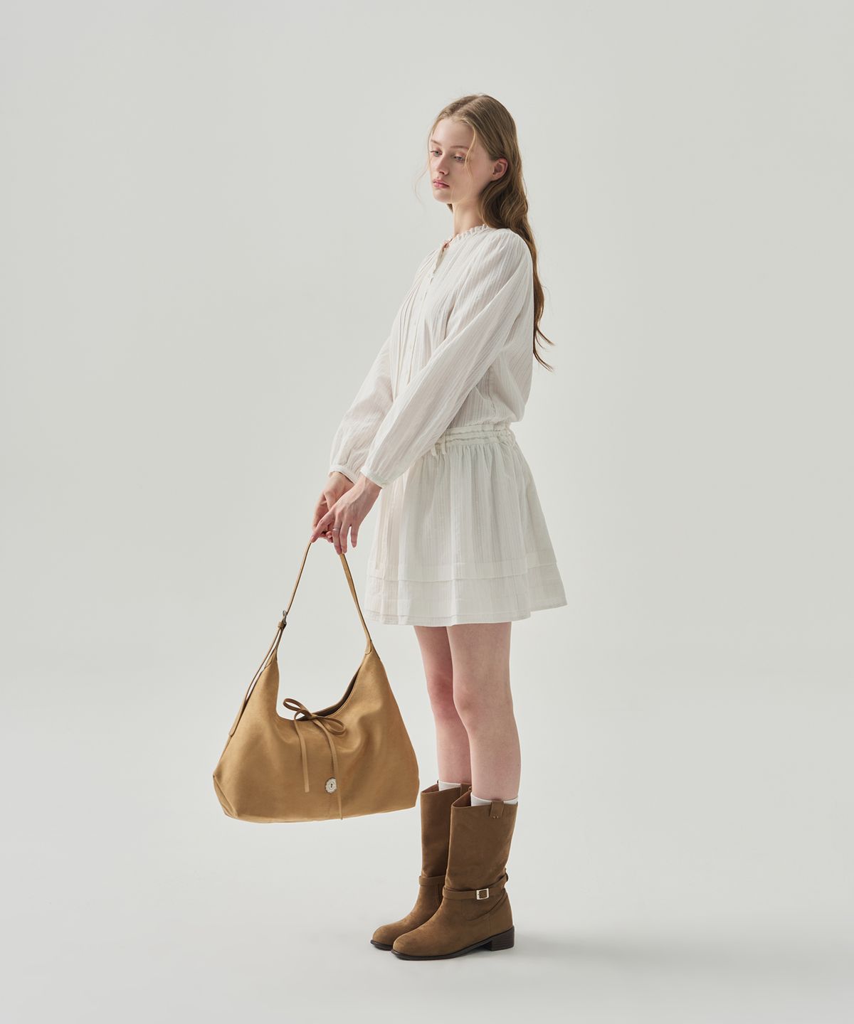 드로우핏 우먼(DRAWFIT WOMEN) 시그넷 키홀 스웨이드 호보 백 [SAND BEIGE]