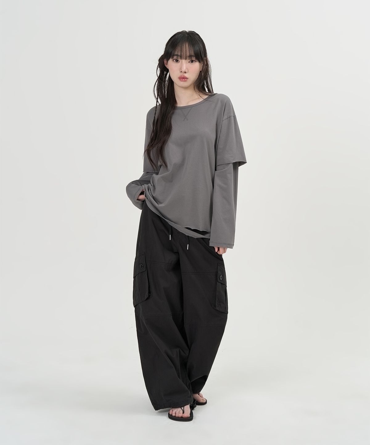 토피 우먼(TOFFEE WOMEN) W 대미지 레이어드 롱슬리브 (CHARCOAL)