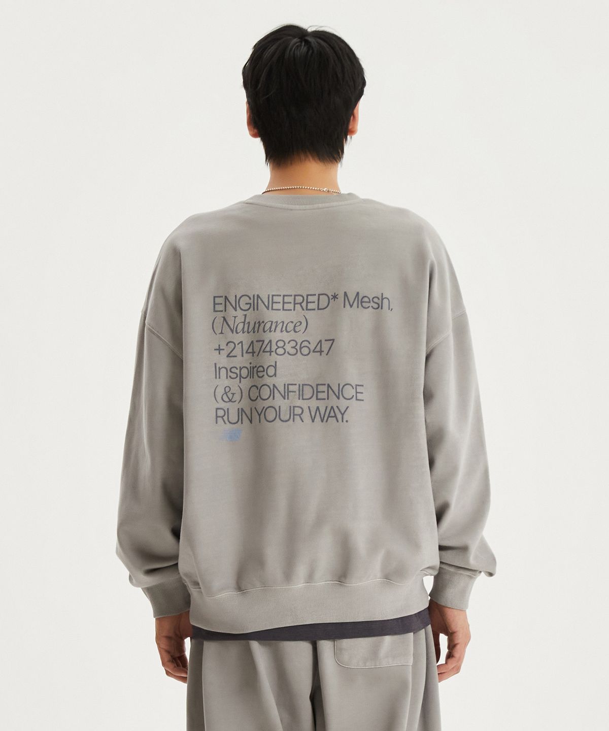 뉴발란스(NEW BALANCE) NBNCG11233 / UNI Ndurance 레터링 워시드 논기모 맨투맨 (ASH GRAY)