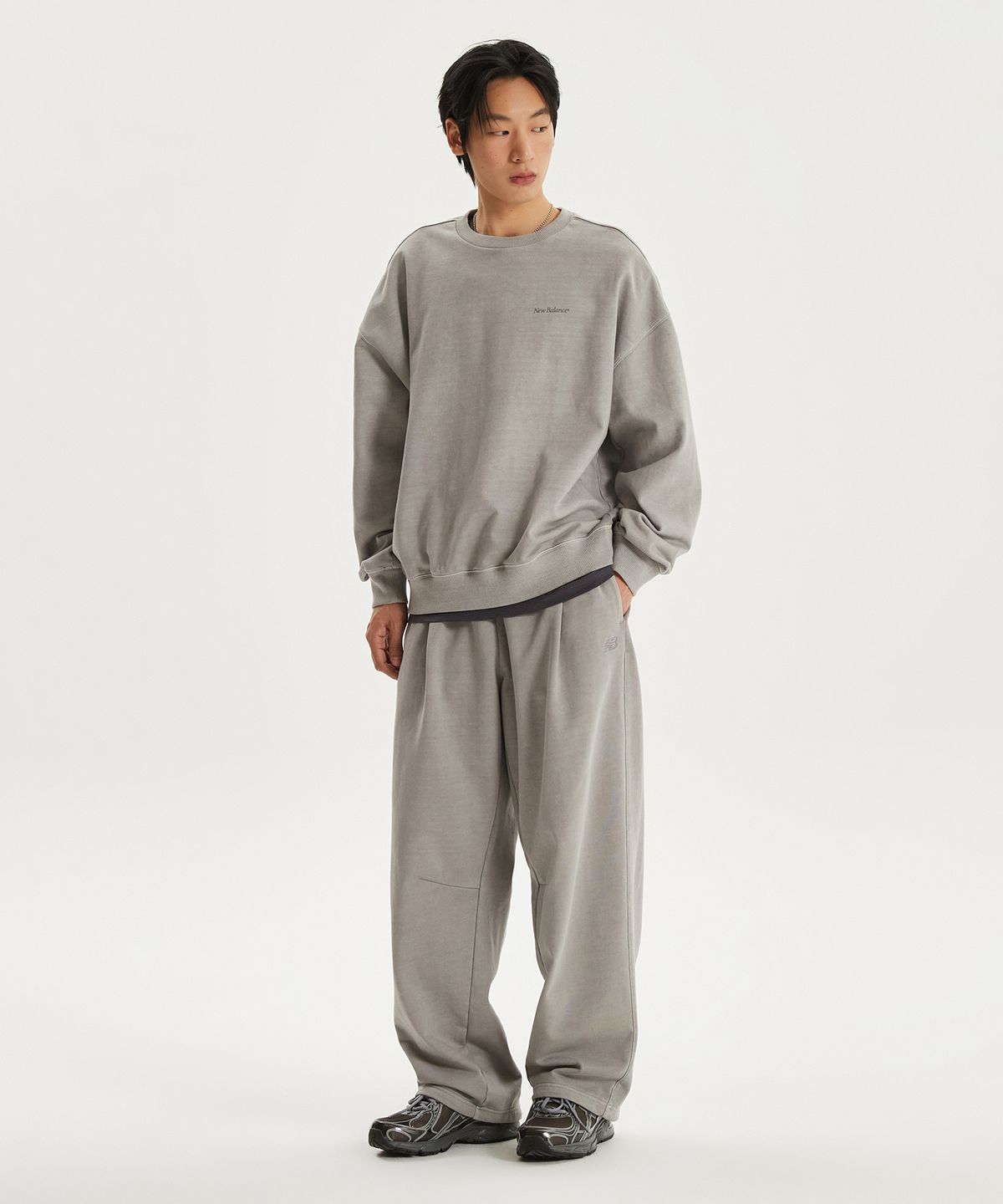 뉴발란스(NEW BALANCE) NBNCG11233 / UNI Ndurance 레터링 워시드 논기모 맨투맨 (ASH GRAY)