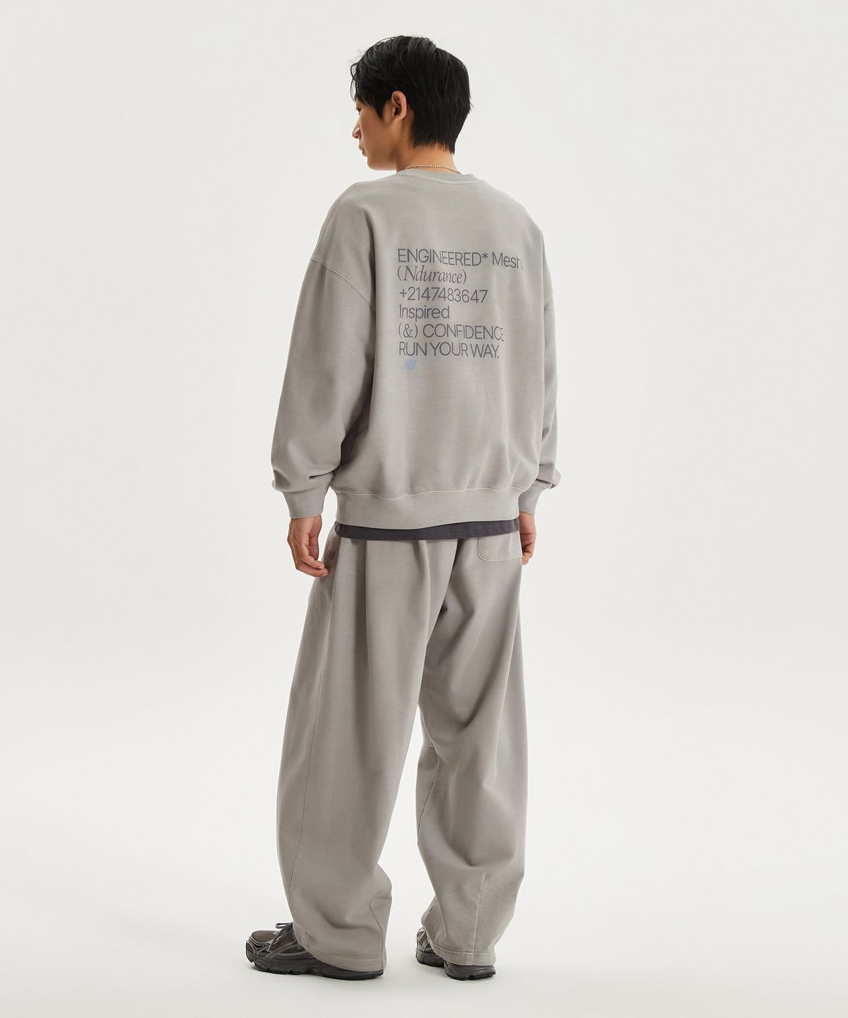 뉴발란스(NEW BALANCE) NBNCG11233 / UNI Ndurance 레터링 워시드 논기모 맨투맨 (ASH GRAY)