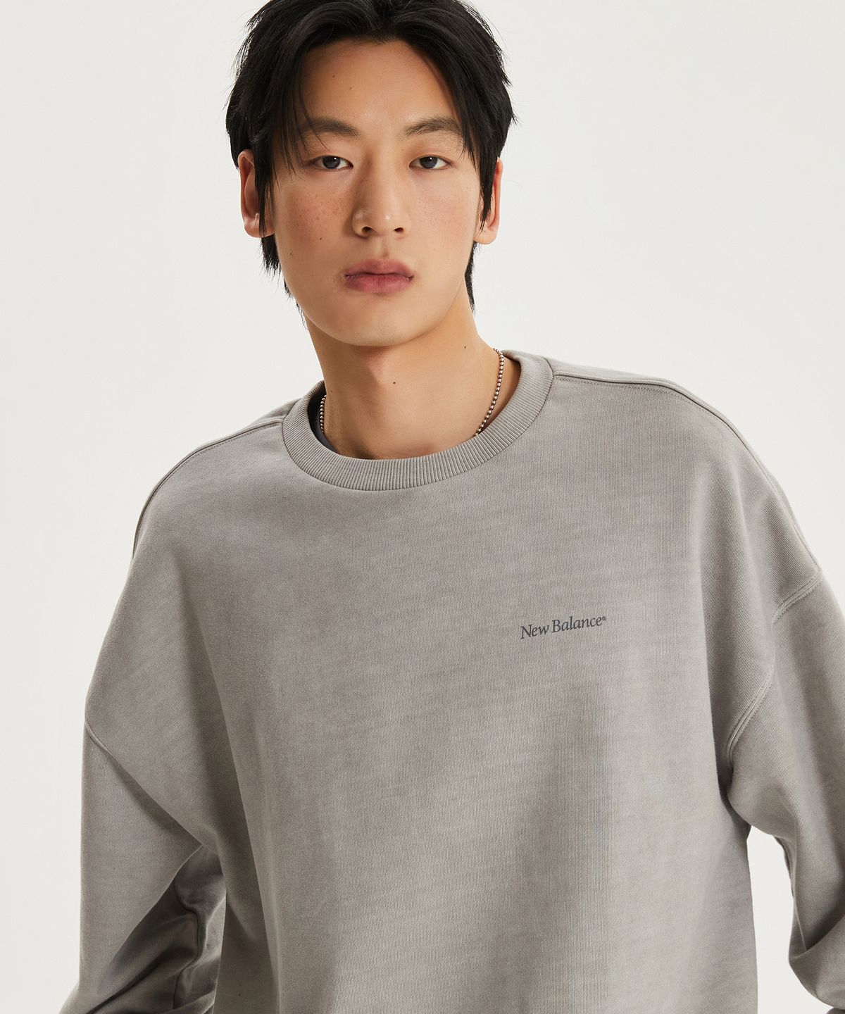 뉴발란스(NEW BALANCE) NBNCG11233 / UNI Ndurance 레터링 워시드 논기모 맨투맨 (ASH GRAY)