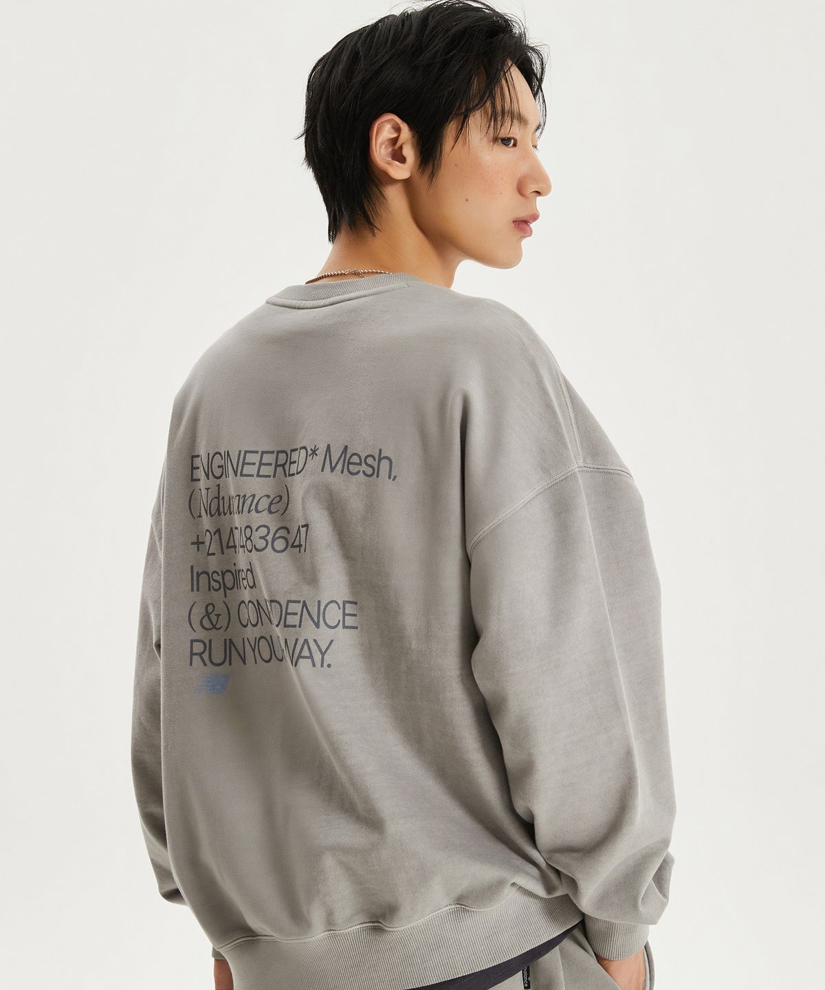 뉴발란스(NEW BALANCE) NBNCG11233 / UNI Ndurance 레터링 워시드 논기모 맨투맨 (ASH GRAY)